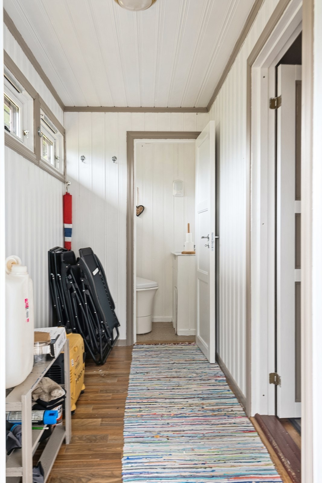 Entré i samme gjennomførte stil som hytta for øvrig. Adkomst til gang og toalettrom Galleribilde