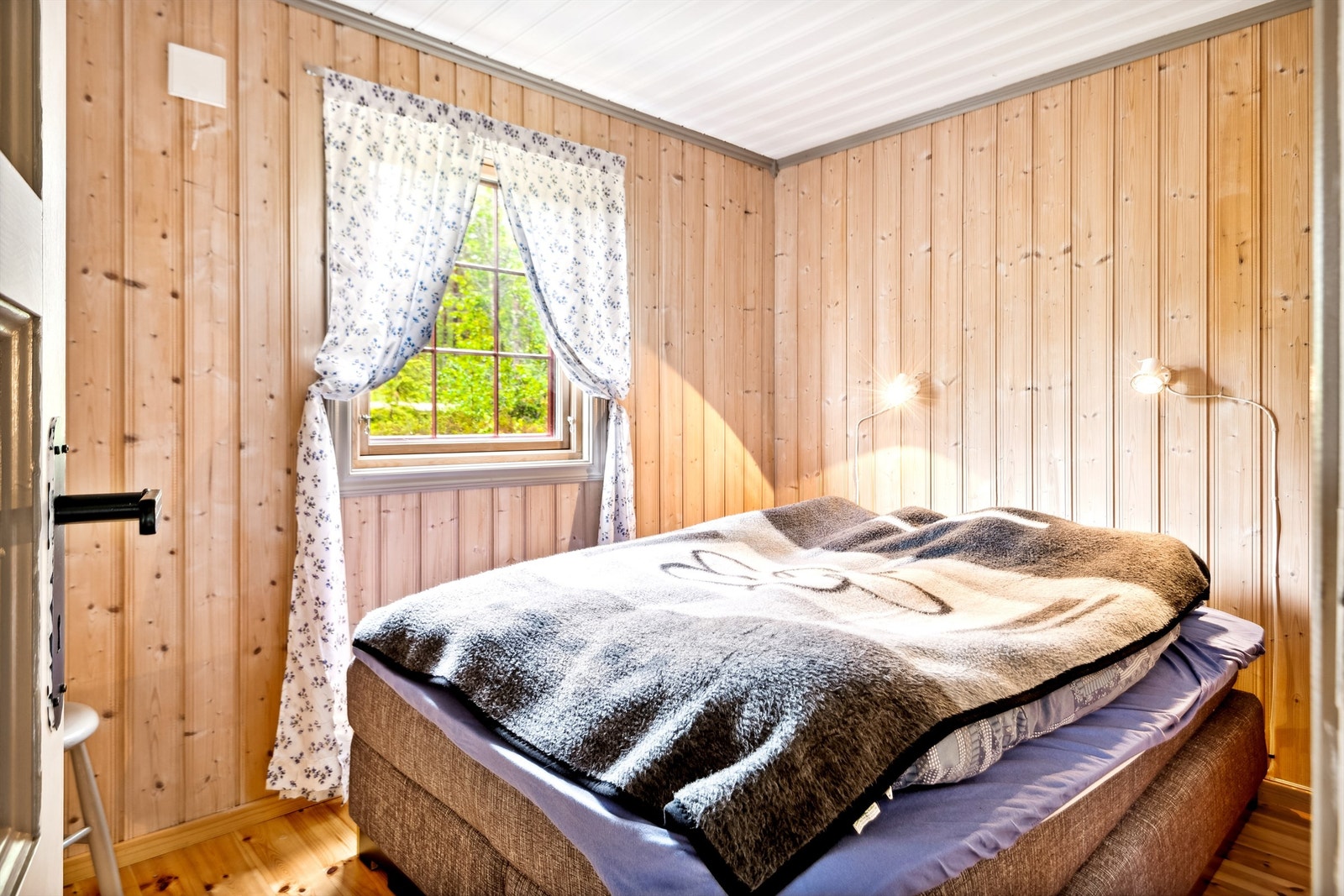 Hytta har 3 soverom og soveplasser på loftet. Her fra hovedsoverommet med dobbeltseng Galleribilde