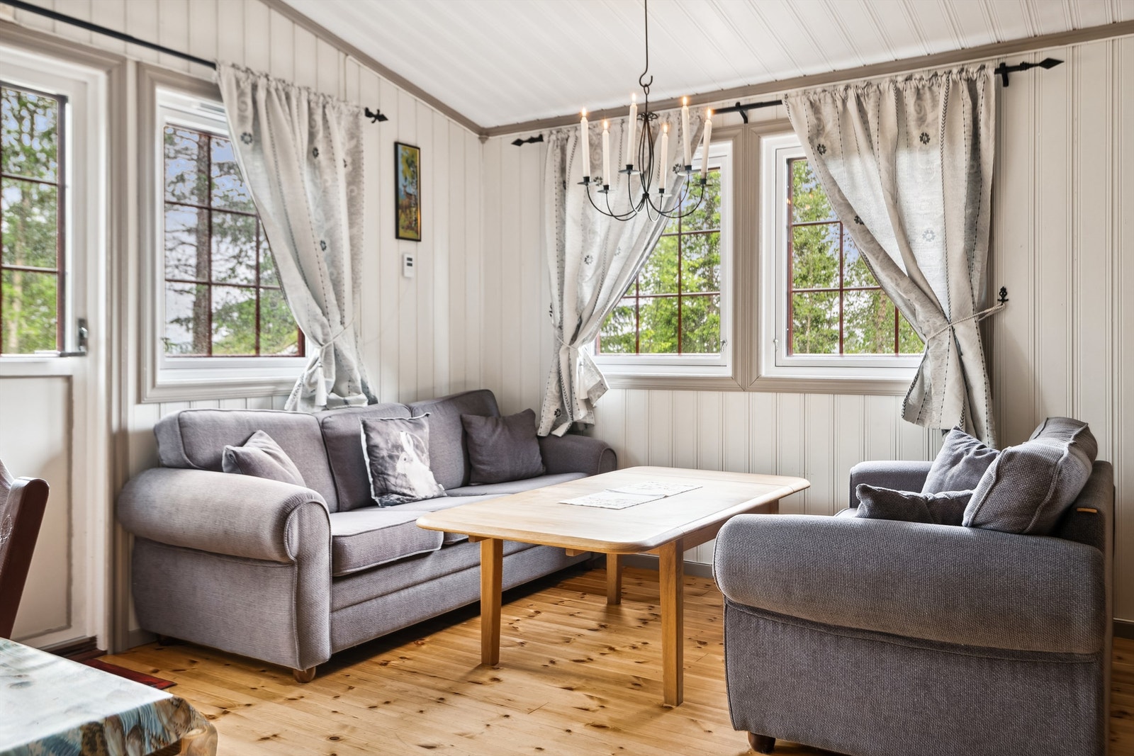 Masse lys fra vinduer og utgang til den solrike terrassen Galleribilde