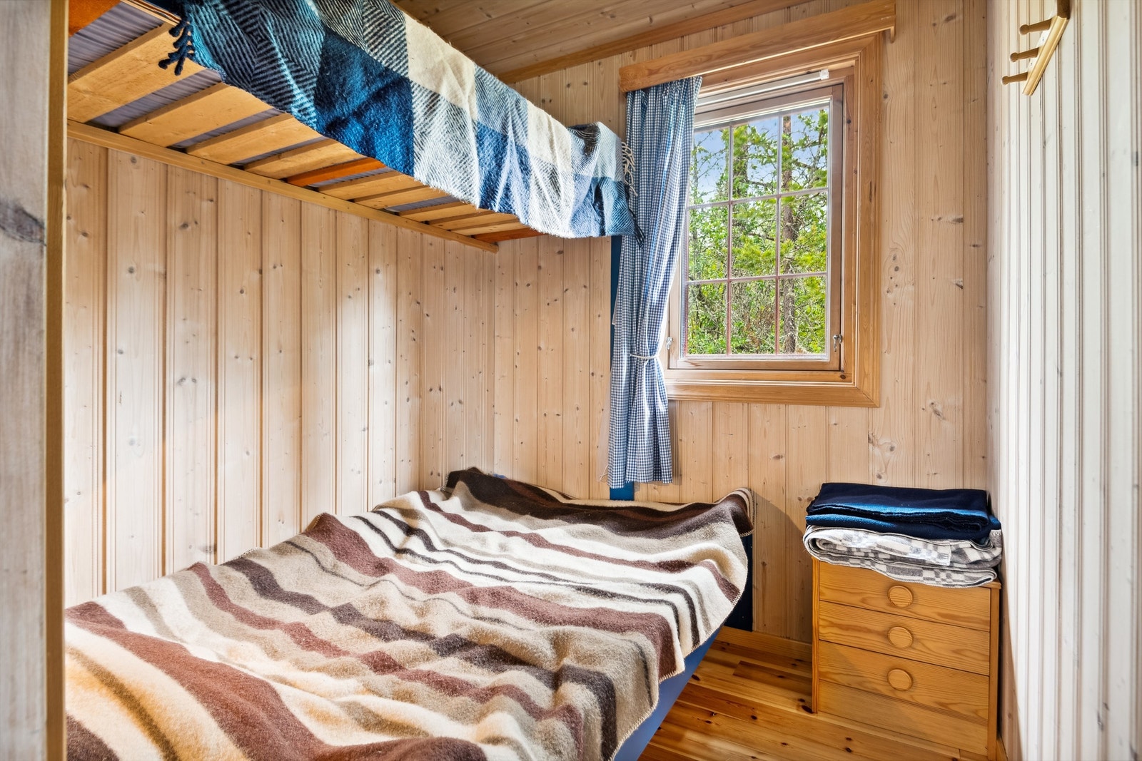 Soverom 2 har bred underkøye og en høy overkøye Galleribilde