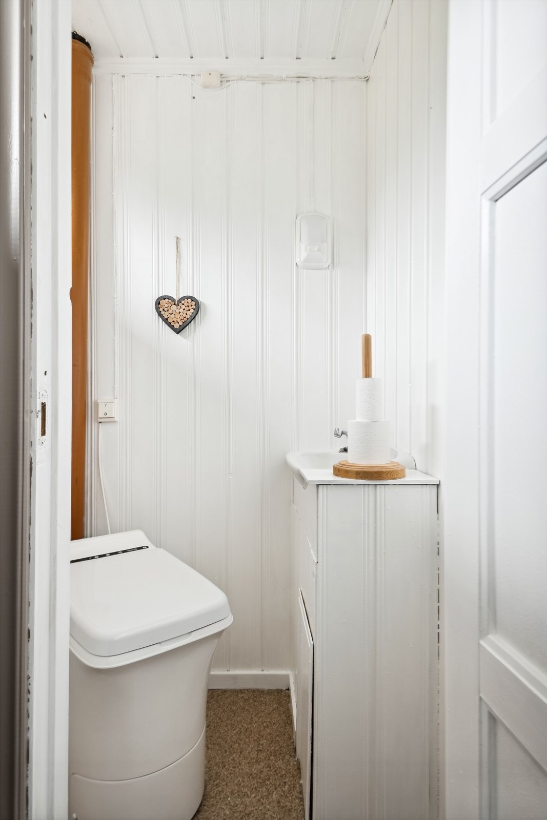 Toalettrom med ny Cinderella forbrenningstoalett Galleribilde