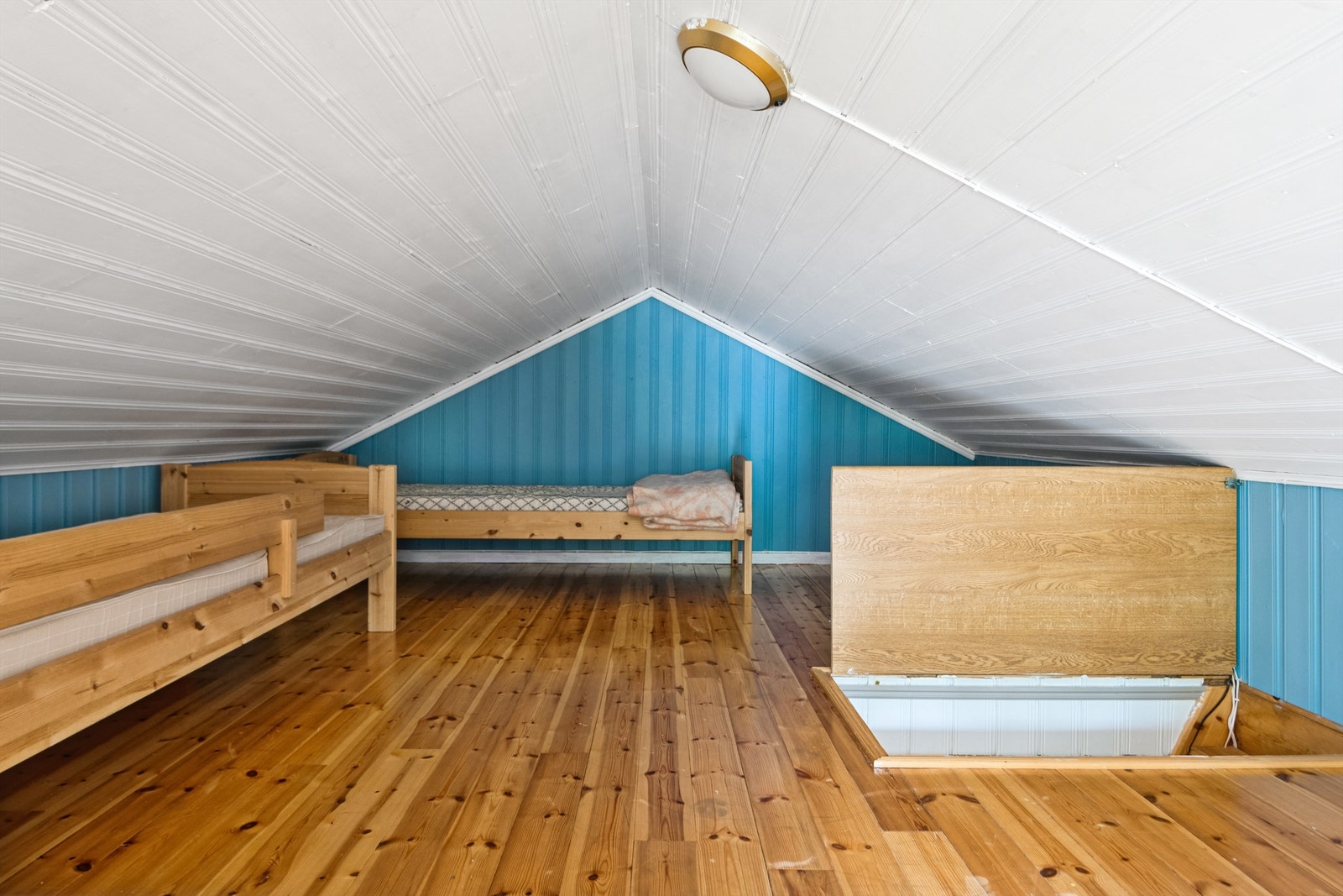 Også her furugolv og malte overflater for øvrig Galleribilde