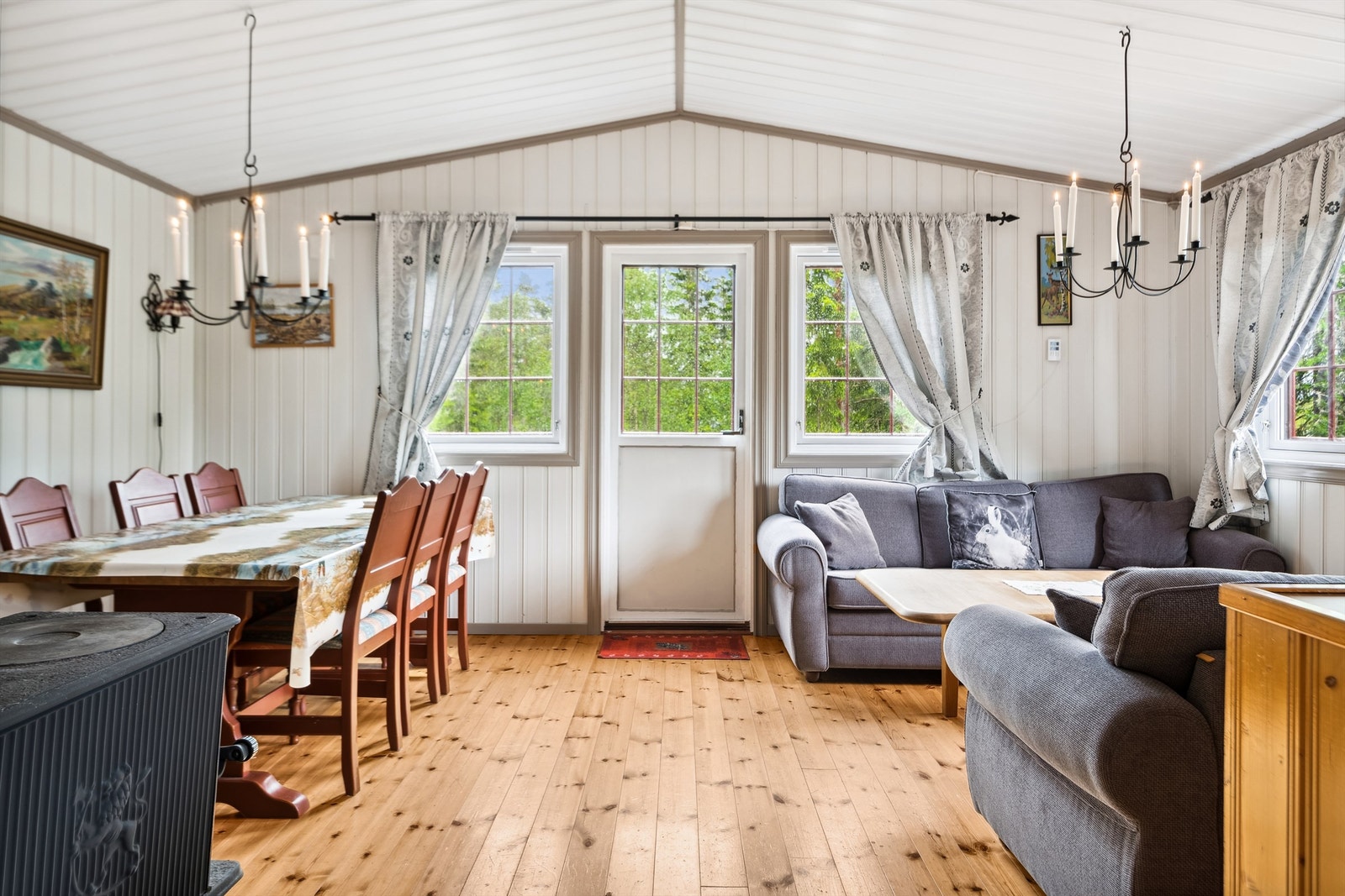 Velkommen inn i en lys og trivelig stue med plass til sofagruppe og spisestue Galleribilde