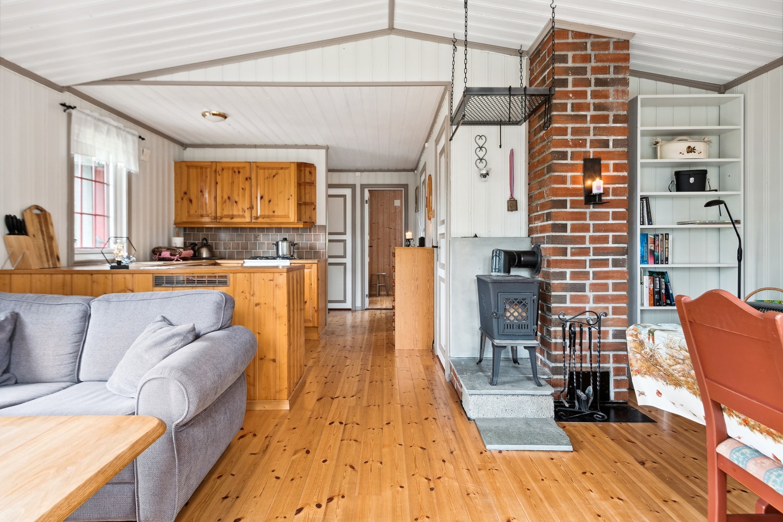 Godt tilrettelagt for sosialt samvær med åpen løsning mellom kjøkken og stue Galleribilde