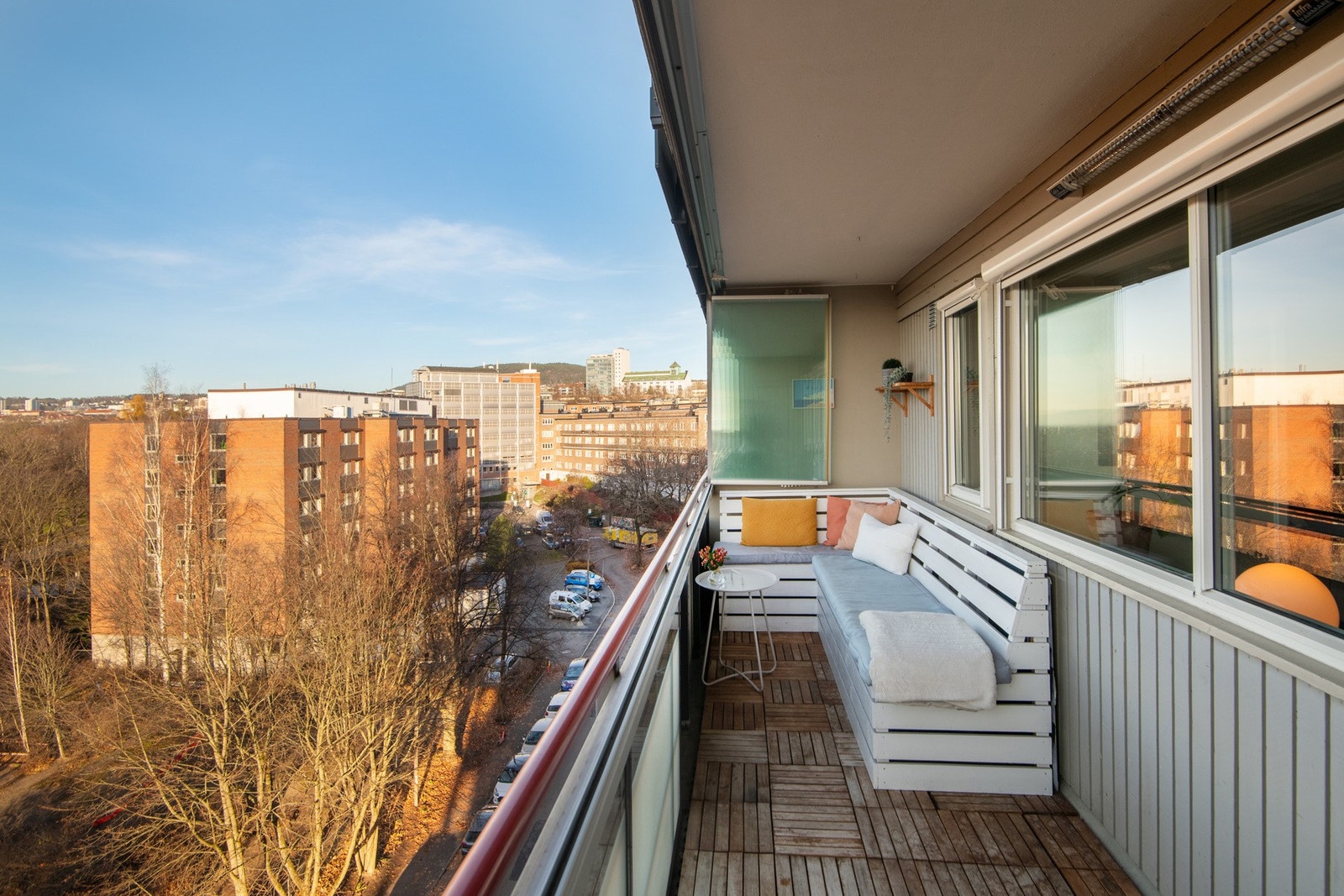 Innglassingen gjør at du kan bruke balkongen året rundt, enten som en forlengelse av stuen eller som en lun uteplass. Galleribilde