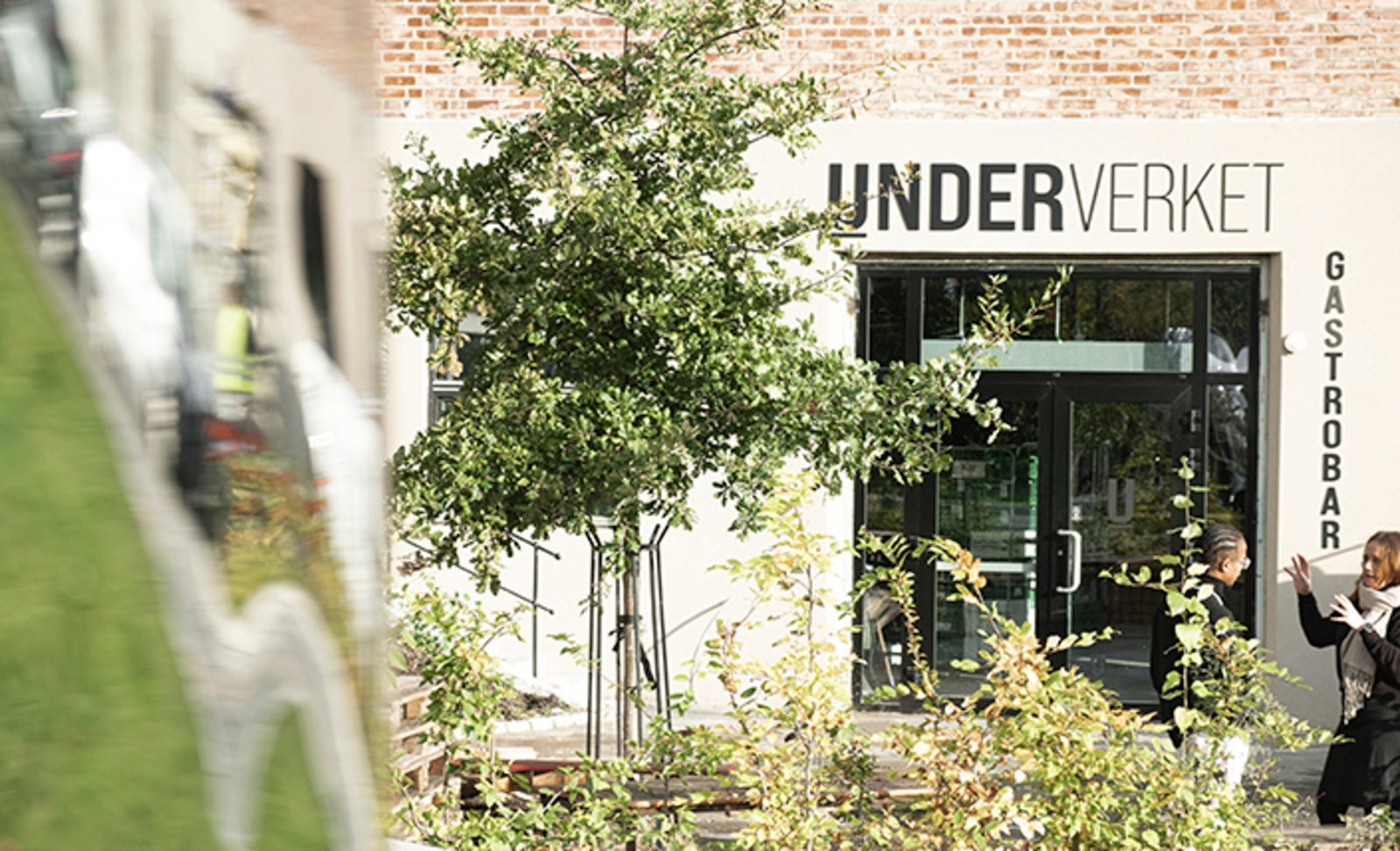 I dag er det å finne flere restauranter, velværesalonger, hotell og bystrand, for å nevne noe, alt noen få skritt unna. Galleribilde