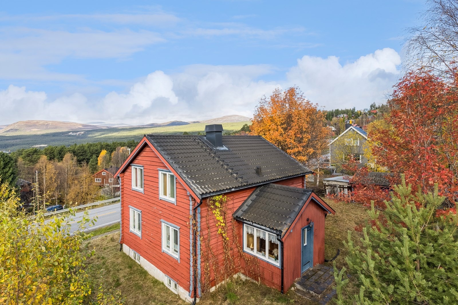 Det er enkel adkomst til boligen fra hovedveien, med parkeringsplass på egen tomt. Galleribilde