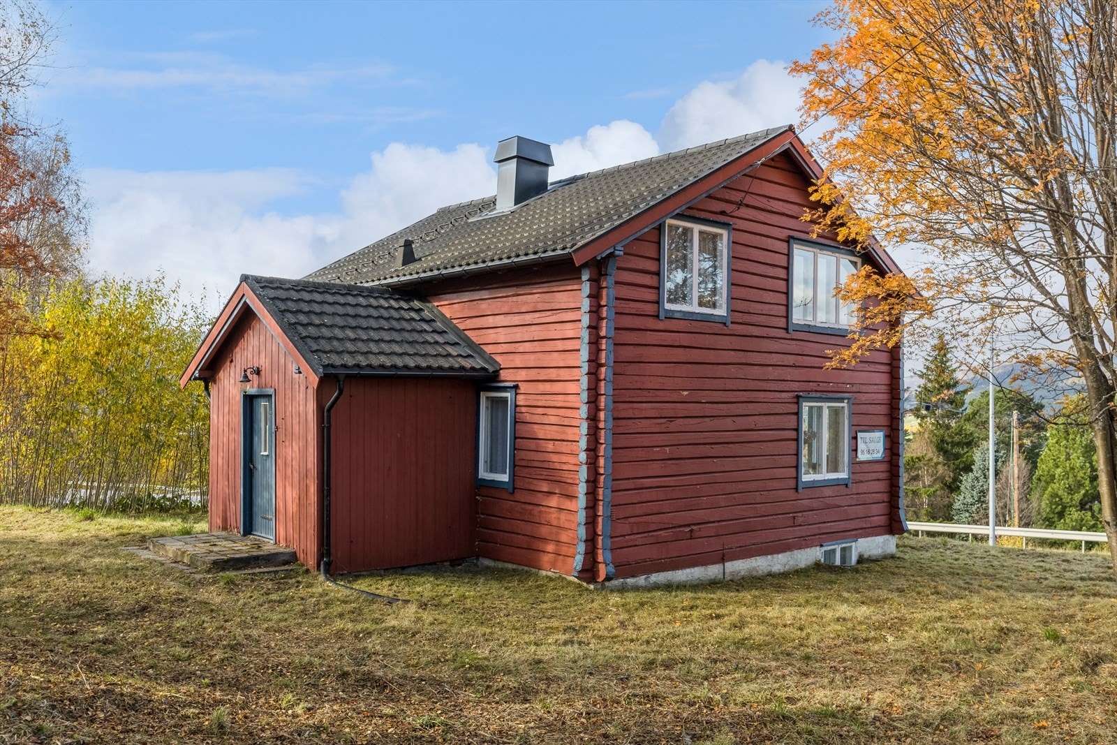 En eldre enebolig med praktisk planløsning over 2 plan og kjeller, på en romslig tomt med gode solforhold. Galleribilde