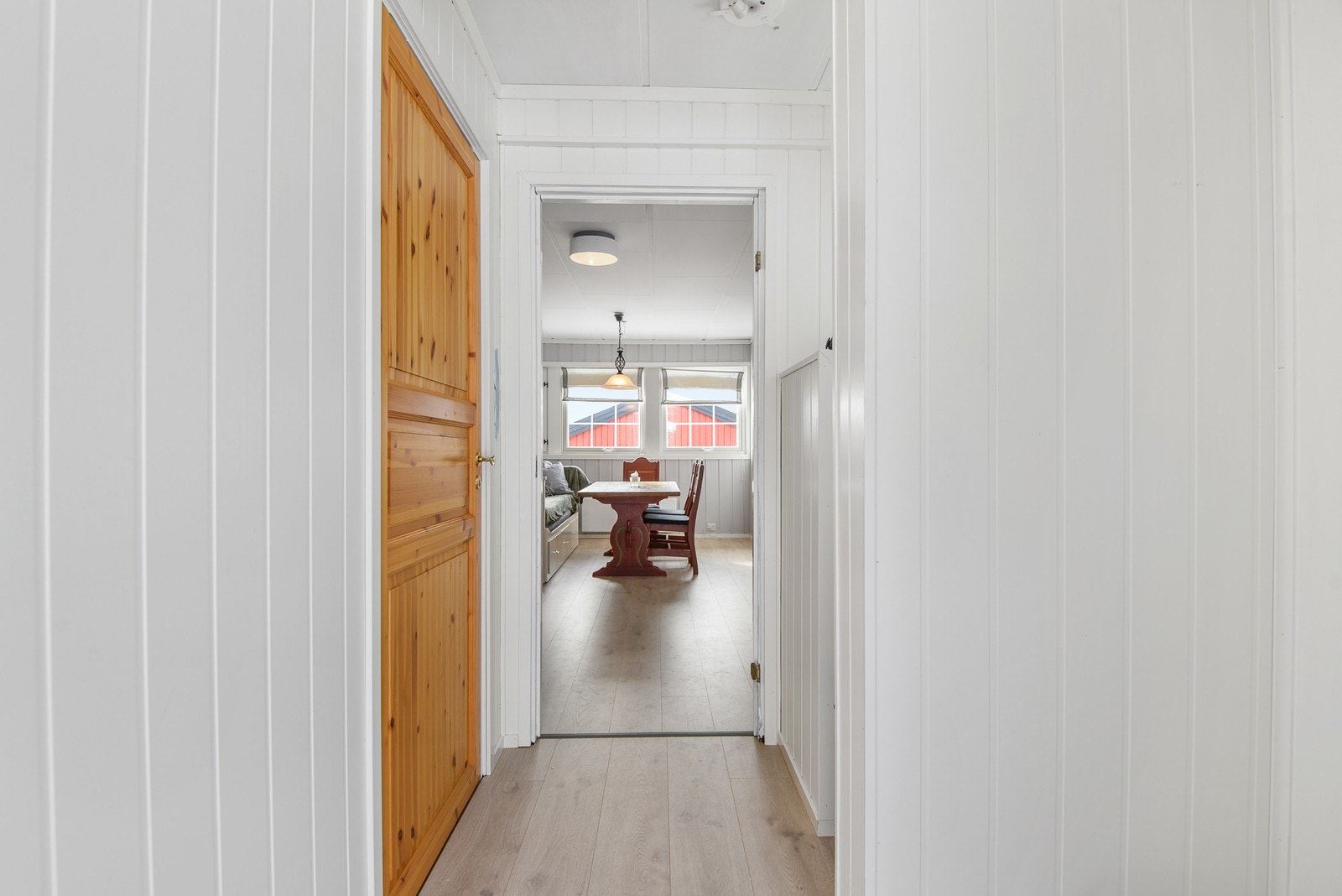 Velkommen inn - her ønskes du velkommen inn i lys entrè med plass til å henge fra seg ytterklær. Galleribilde