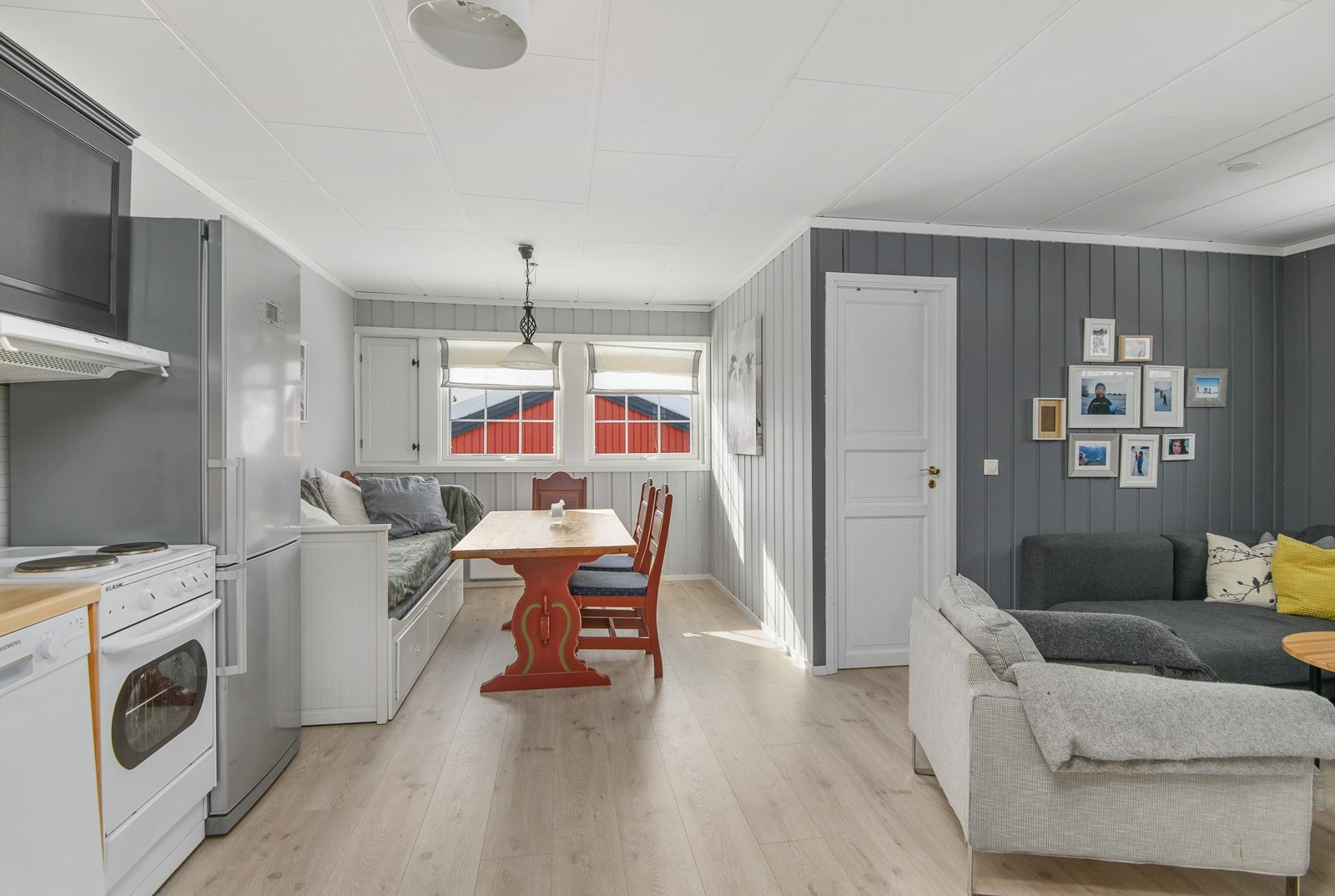 I tilknytning til kjøkkenet er det plass til spisebord, hvor gode måltider kan nytes. Galleribilde