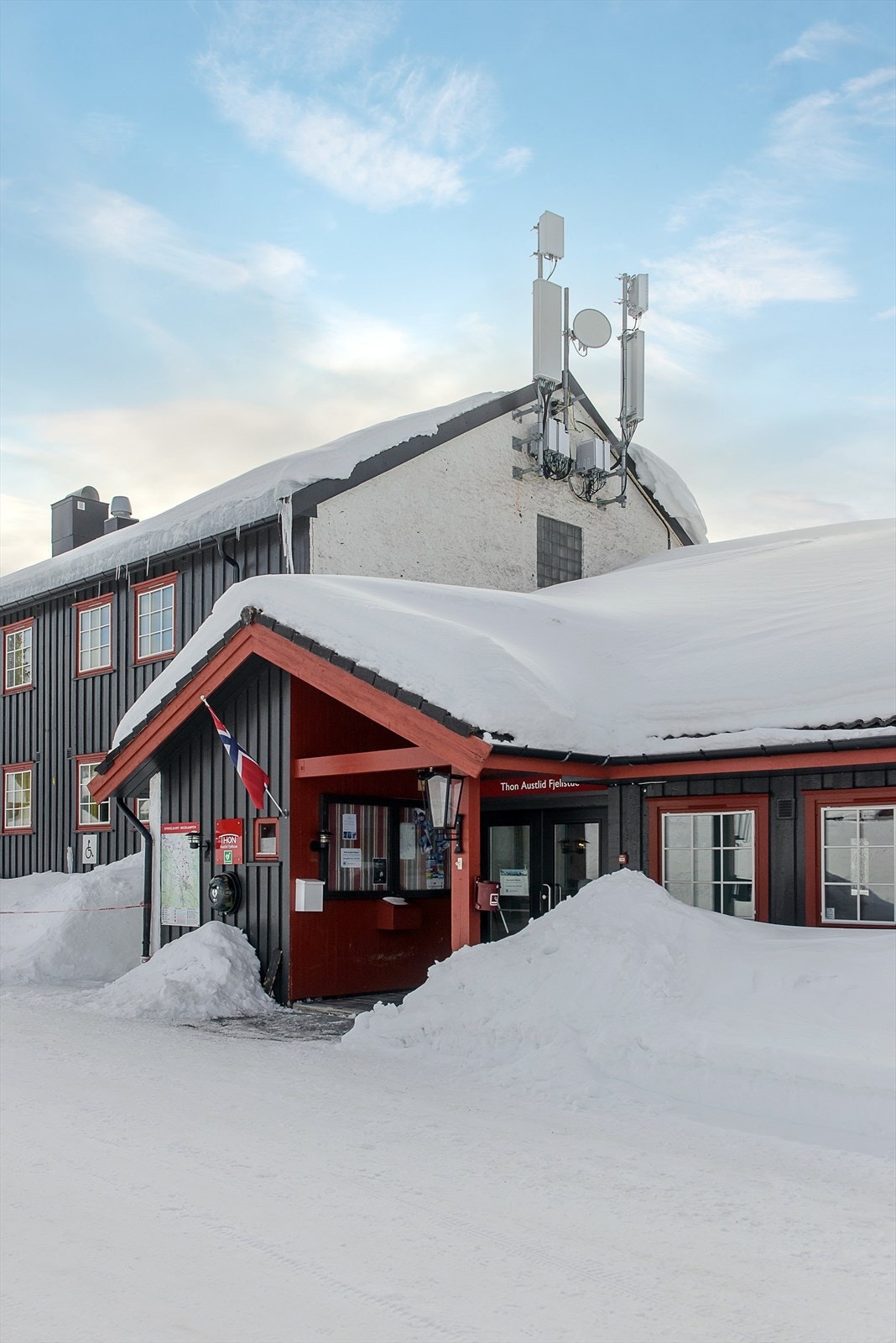 Hytta ligger solrikt, høyt og fritt på et felles tun med andre identiske hytter i tilknytning til Thon Hotell Austlid Fjellstue. Galleribilde