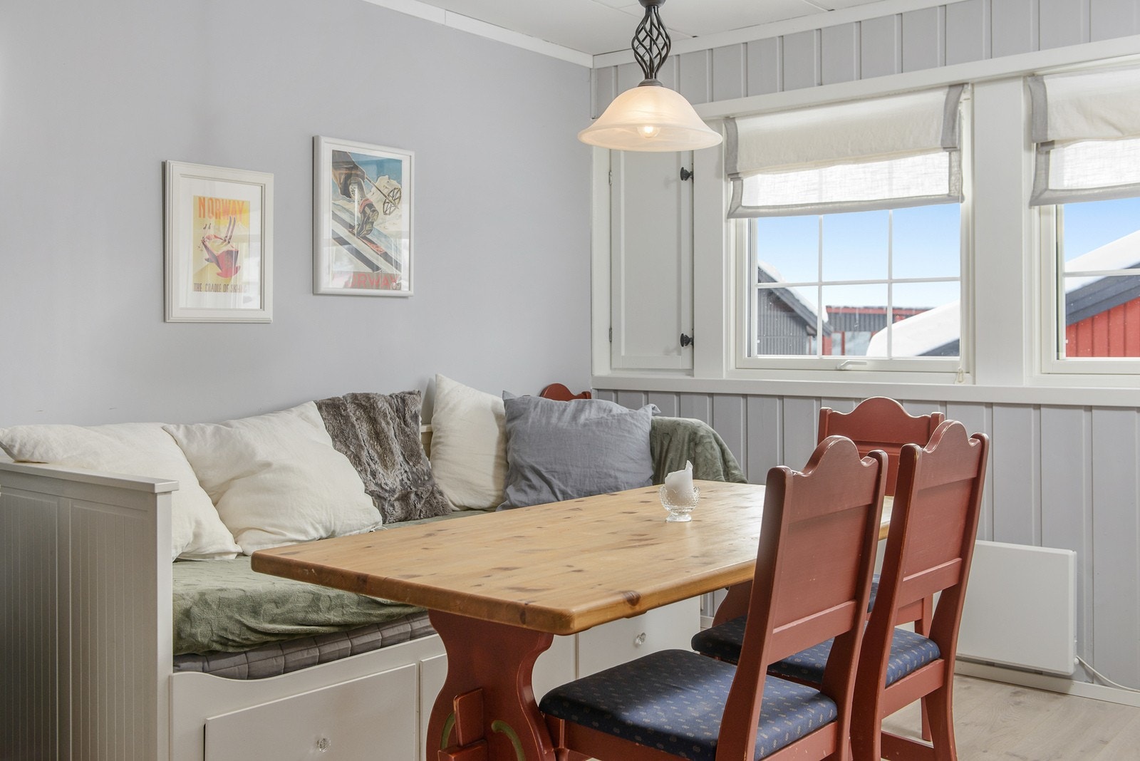 Vindusflatene slipper inn mye naturlig lys, og skaper en god atmosfære i rommet. Galleribilde