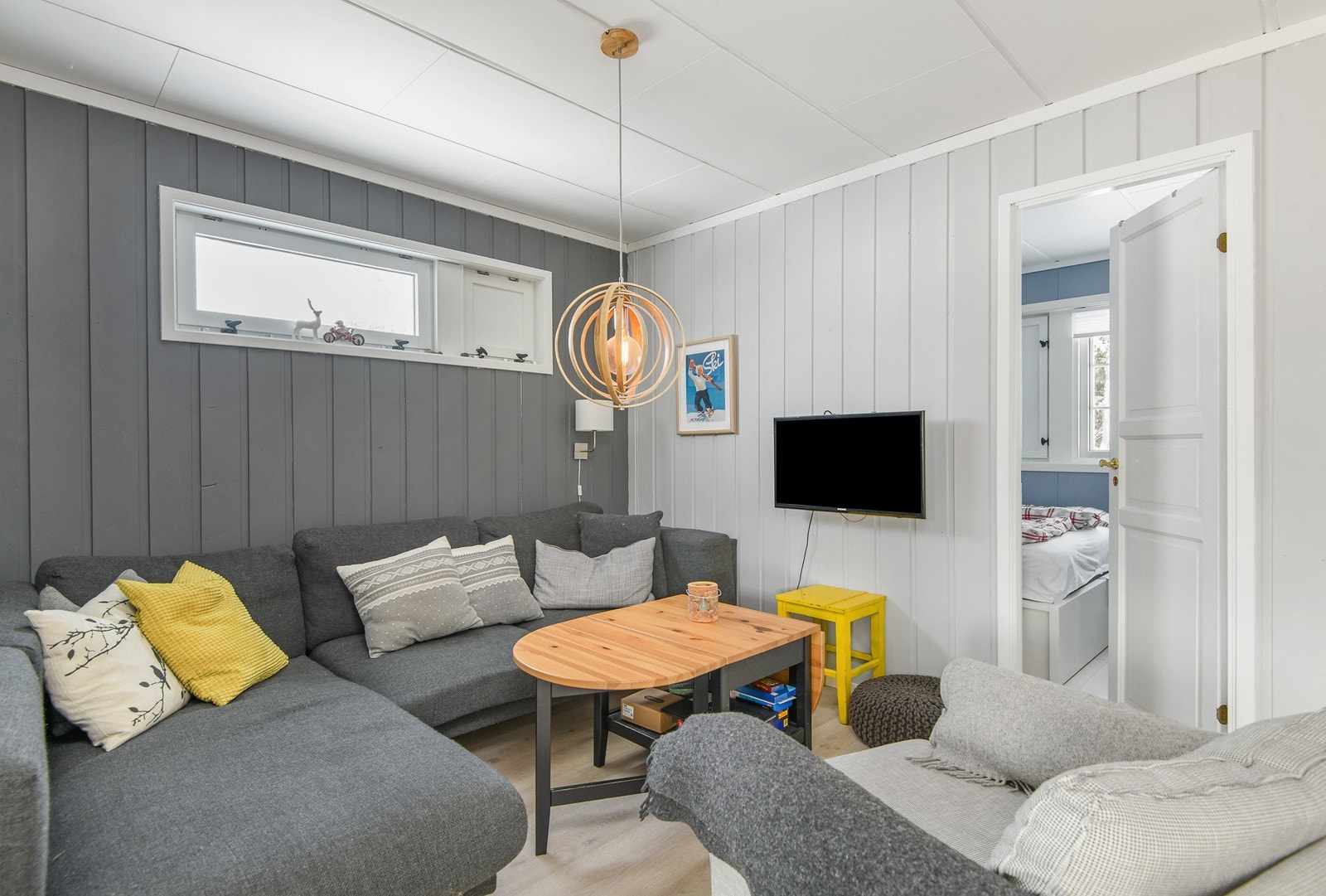 I dag er stuen innredet med hyggelig tv-krok med sofa og tilhørende møblement. Galleribilde