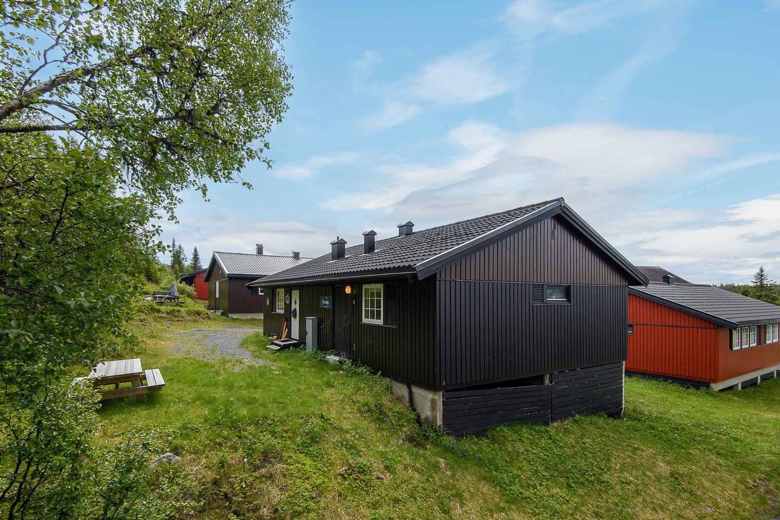 Det er adkomst til hytten fra bakkeplan, og inn i første etasje. Galleribilde