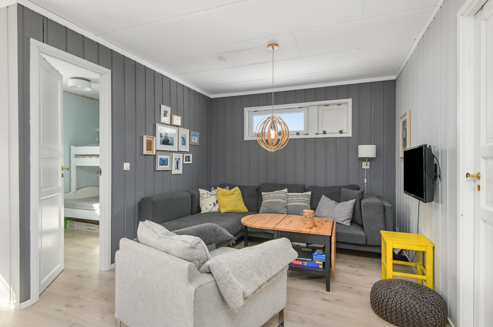 Stuen har god plass til å møblere med sofa og tilhørende møblement slik du selv ønsker. Galleribilde