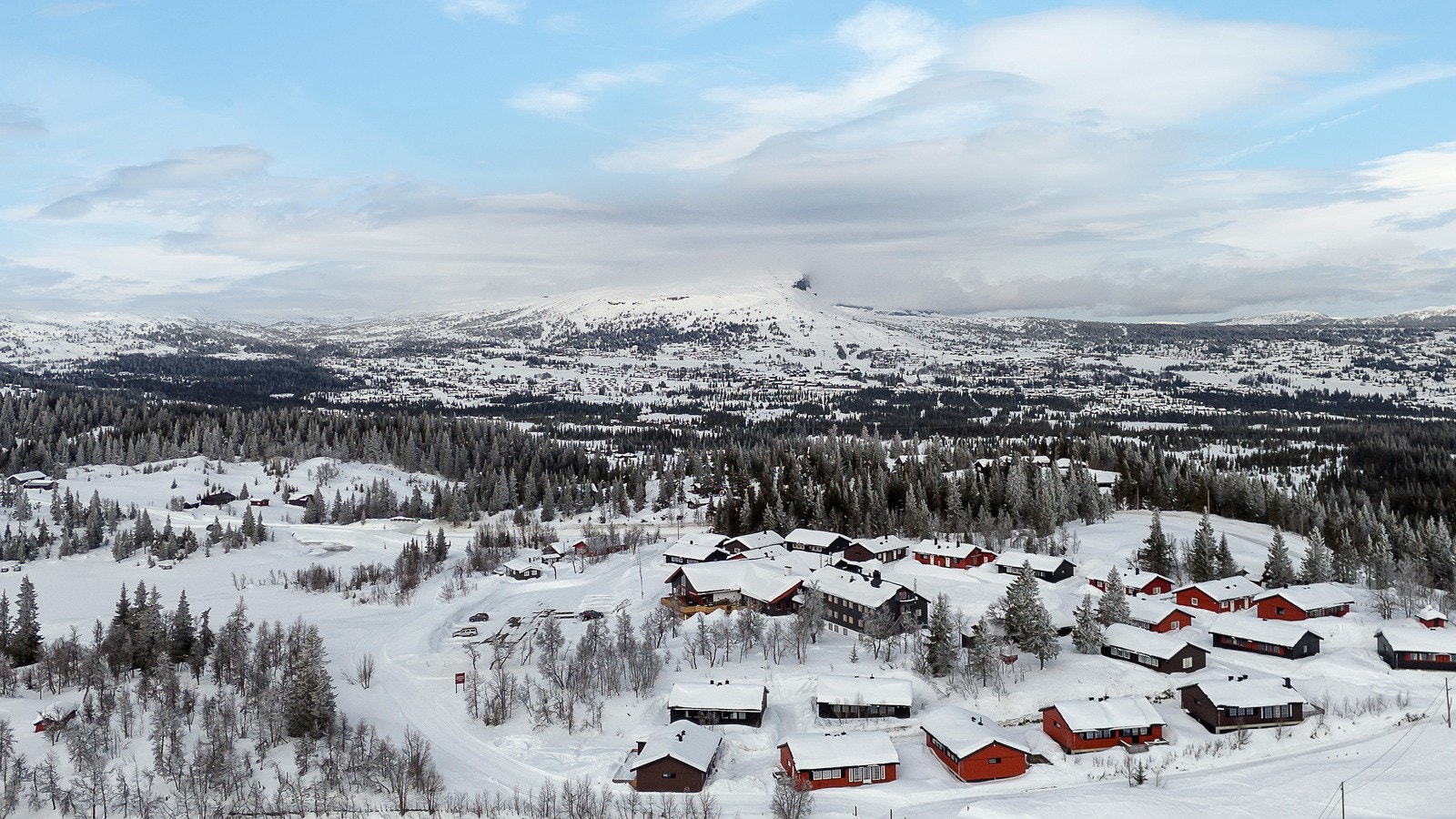 Du kan spenne på deg skiene i umiddelbar nærhet og hoppe rett ut i flotte skiløyper. Ønsker du å ta alpinutstyret fatt er det kun en kort kjøretur til Skeikampen alpinanlegg. I sommerhalvåret kan man dra på fot- eller sykkelturer i flotte turløyper. Galleribilde