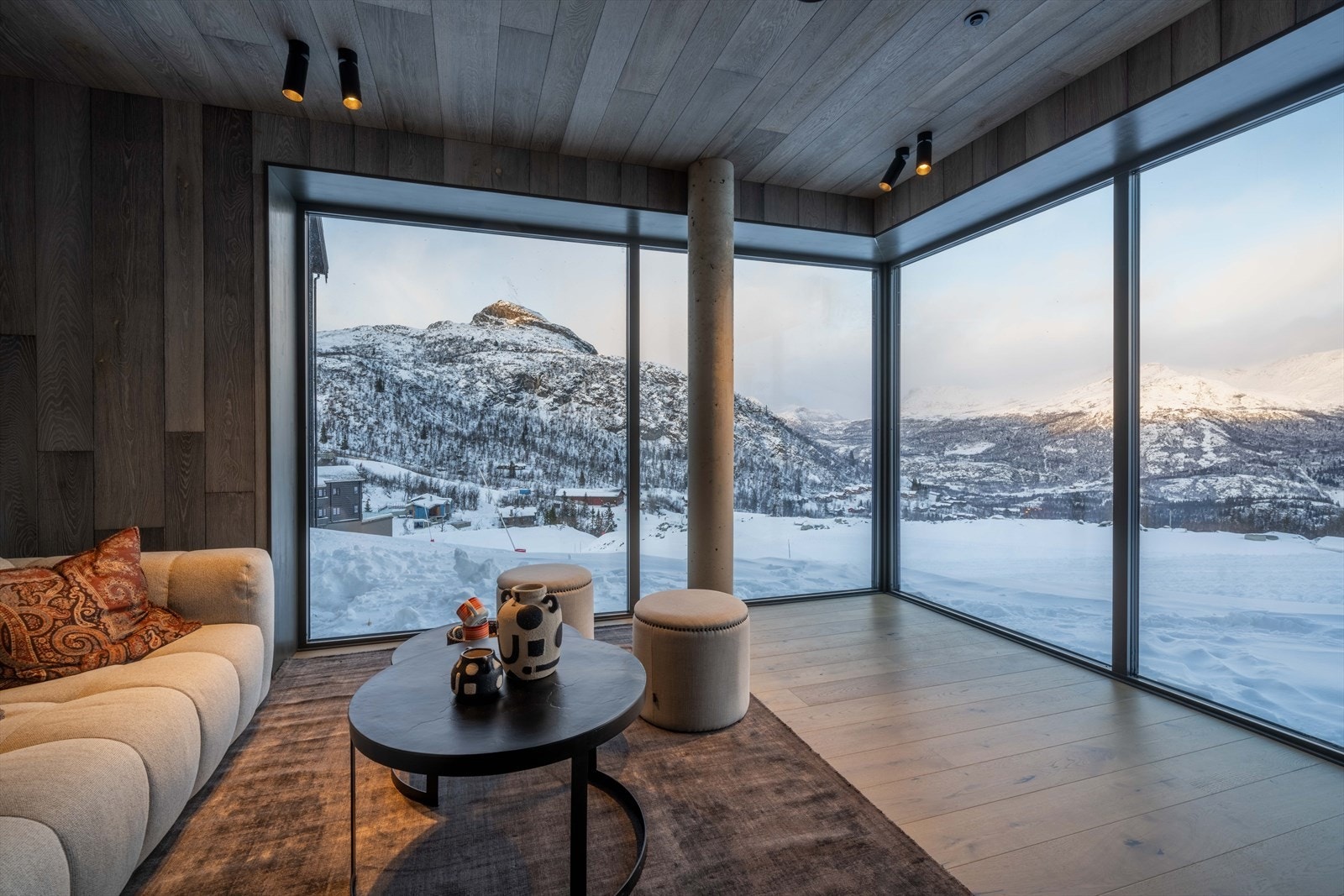 Lyst og luftig med høyt under taket Galleribilde