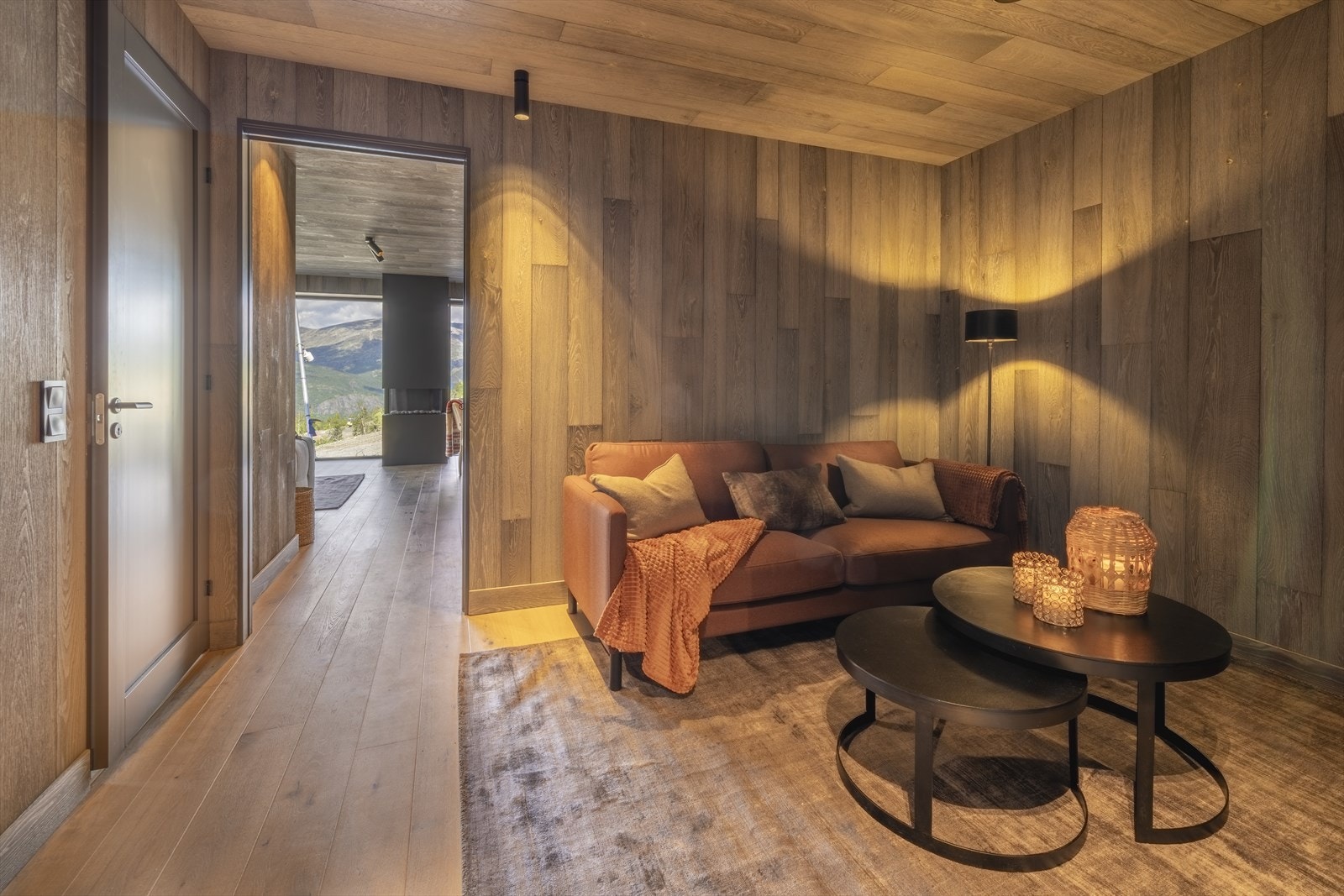 Romslig tv-stue, skyvedør som kan lukkes til stue/kjøkken Galleribilde