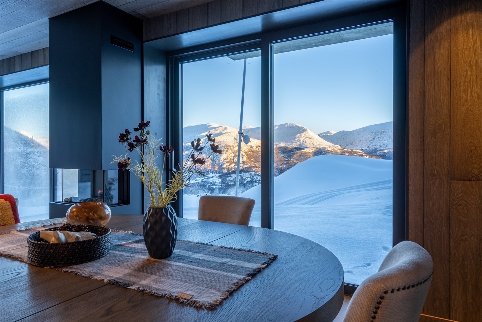 Leiligheten har et romslig oppholdsrom som gir god plass for møblering og store vinduer! Galleribilde