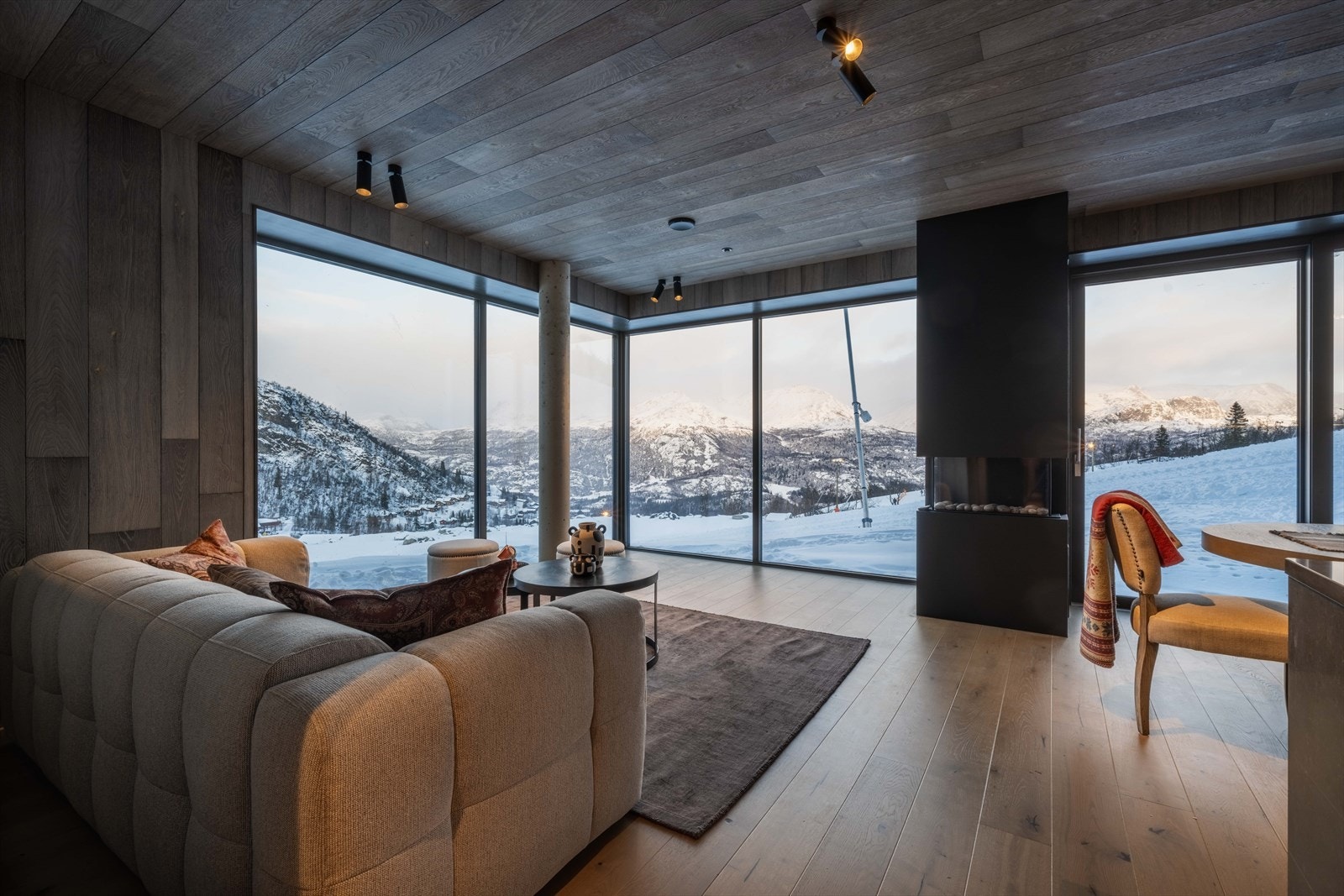 Store panoramavinduer som er 240 cm høye gir fantastisk med lys og utsikt Galleribilde