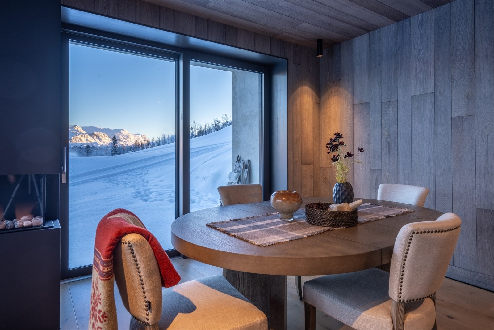 Utsikt fra spisebordet ut i Tindenløypa. Galleribilde