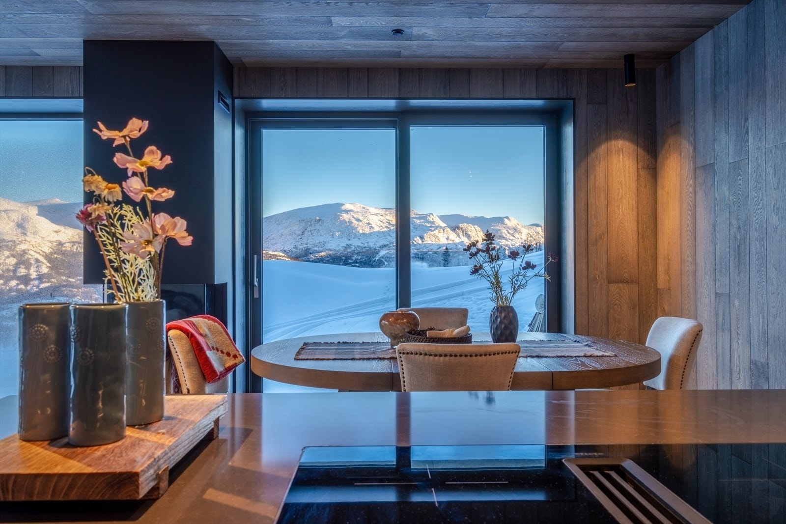 Fjellmegleren har gleden av å presentere en stor og innholdsrik hjørne leilighet ved eventyrlige Skigaarden! Galleribilde