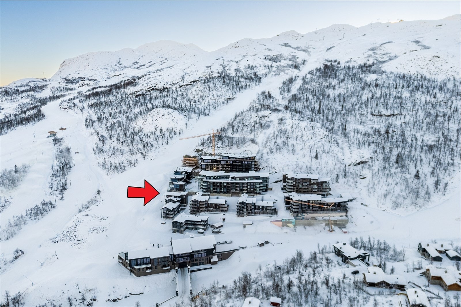 Leiligheten har en flott plassering mot skibakken med stor privat uteplass og direkte adkomst inn i privat skibod. Galleribilde