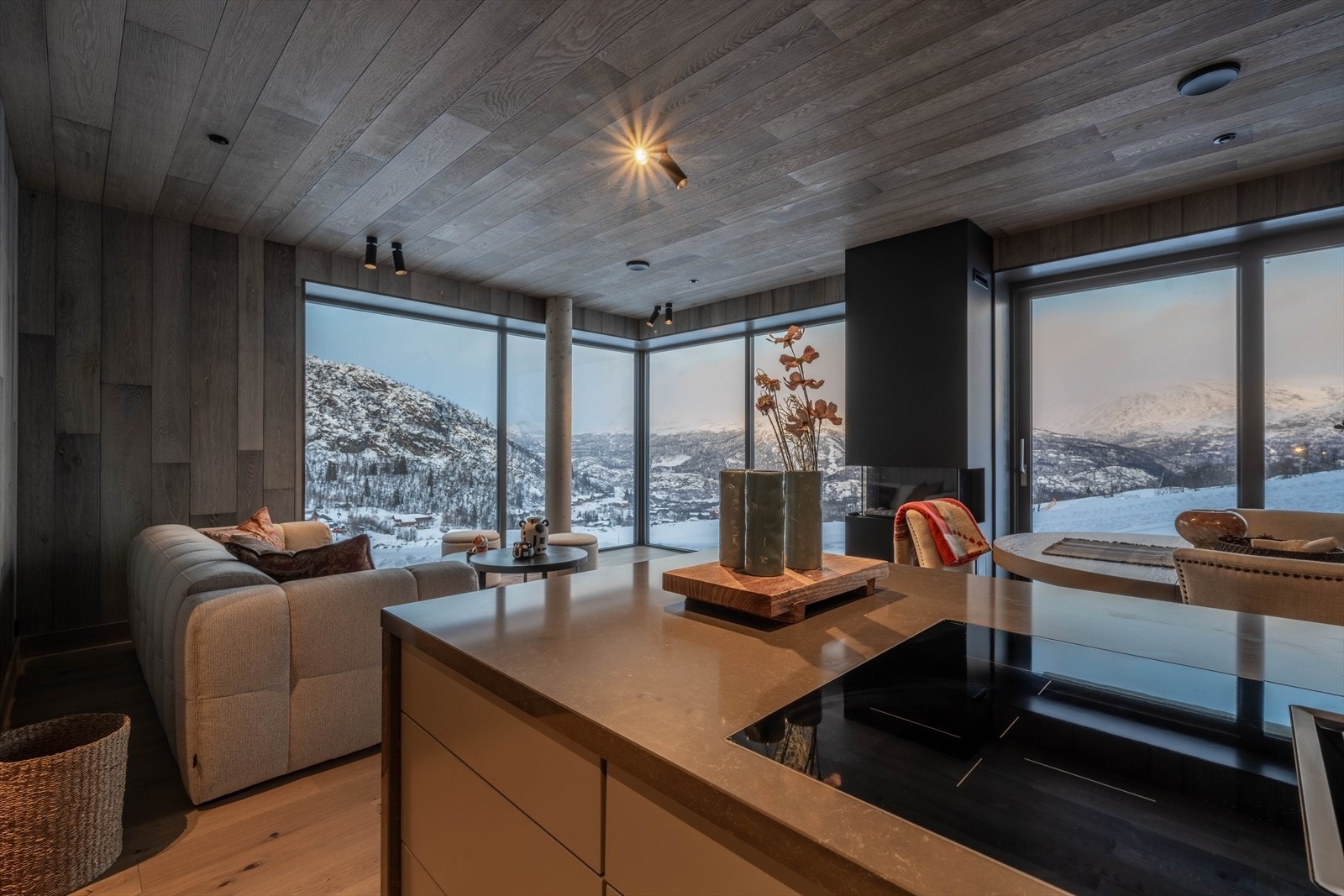 Panoramautsikt fra stue, kjøkken og spisesplass Galleribilde