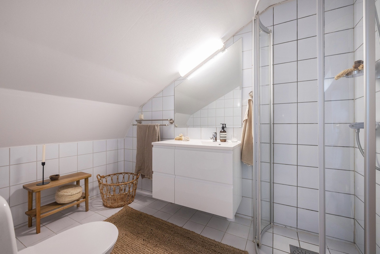 Badet har flislagte overflater og varmekabler i gulvet som gir en behagelig temperatur. Galleribilde