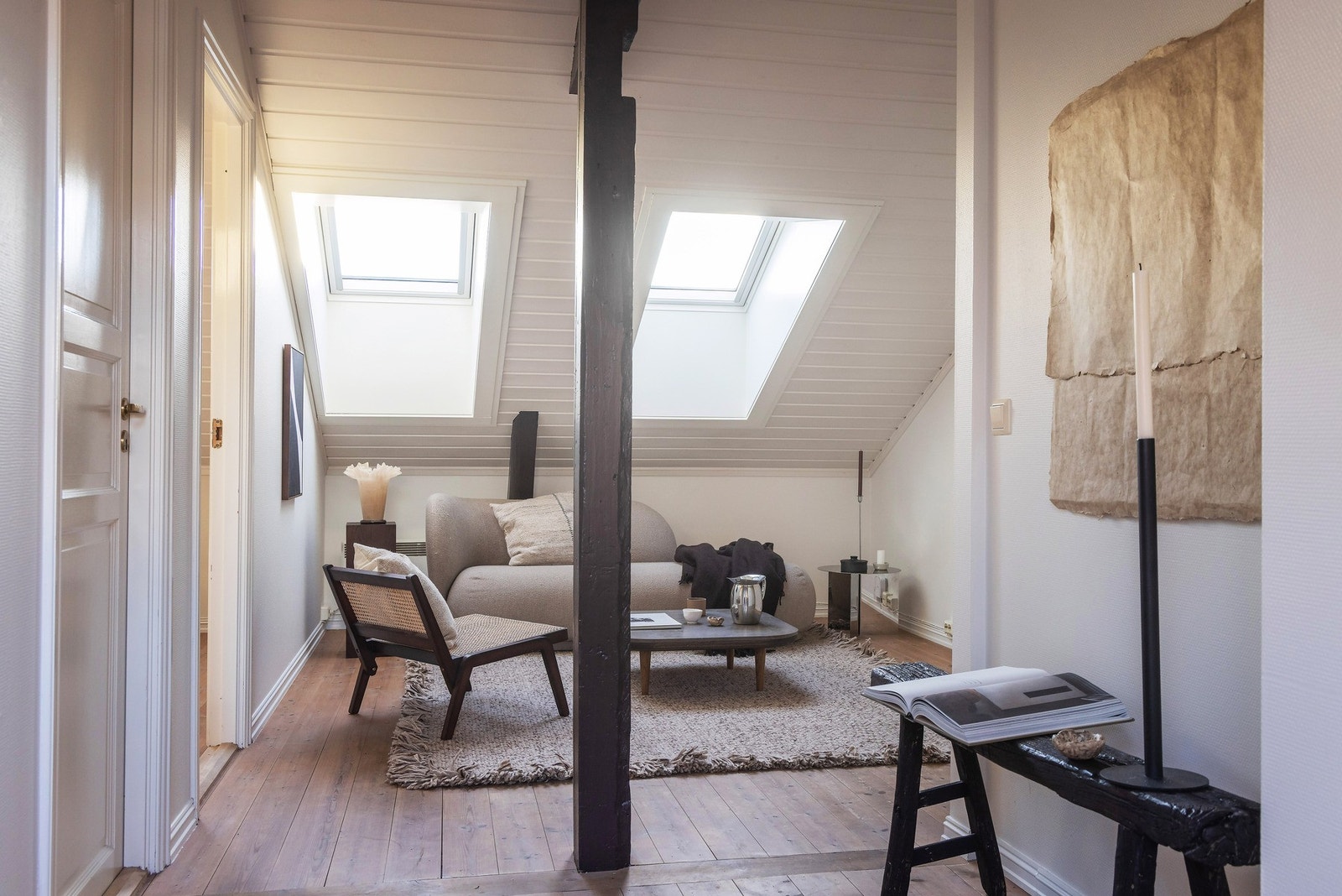 Luftig og romslig stue med nydelig naturlig lysinnslipp. Galleribilde
