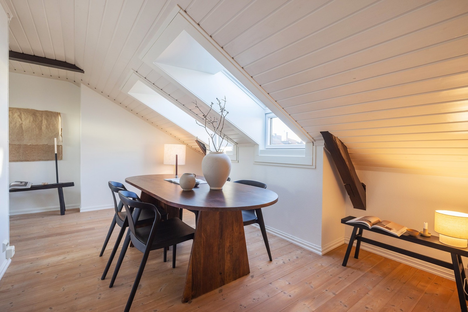 Stuen er romslig og praktisk innredet med god plass til både sofagruppe og spisebord. Galleribilde