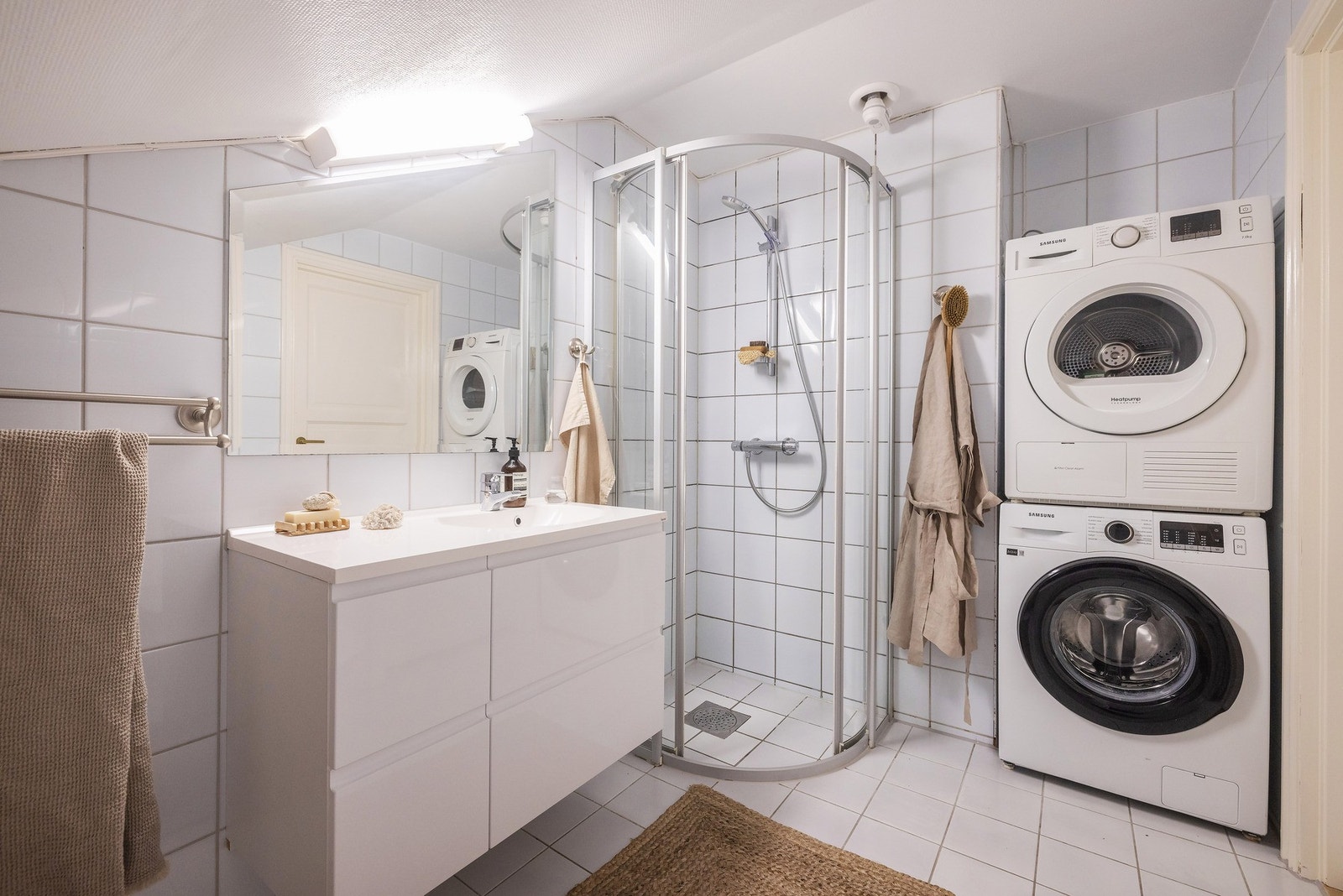 I tillegg er det opplegg for vaskesøyle, noe som gjør badet praktisk og tilpasset moderne behov. Galleribilde