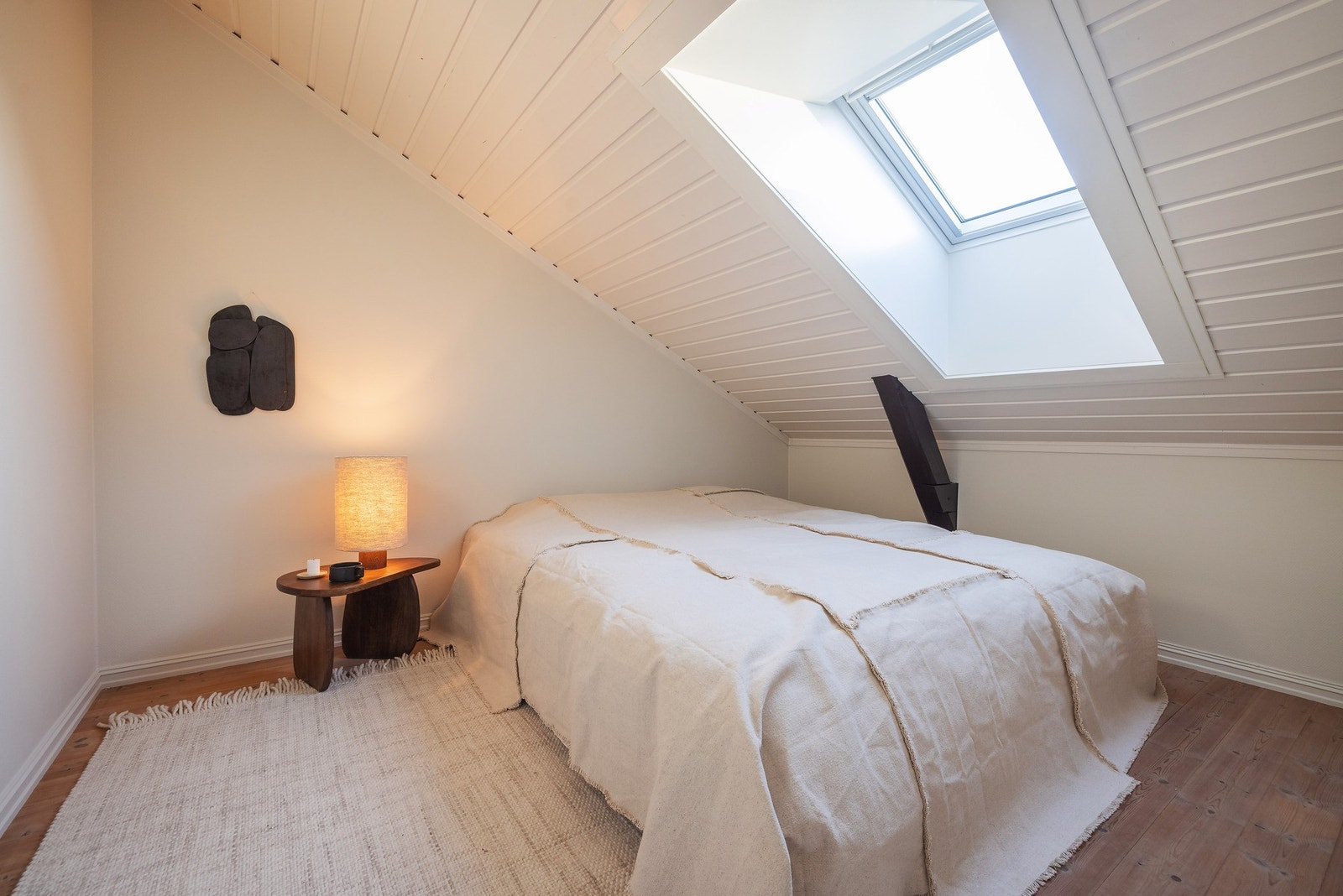 Boligen har to flotte soverom som byr på både komfort og funksjonalitet. Avbildet er hovedsoverommet. Galleribilde