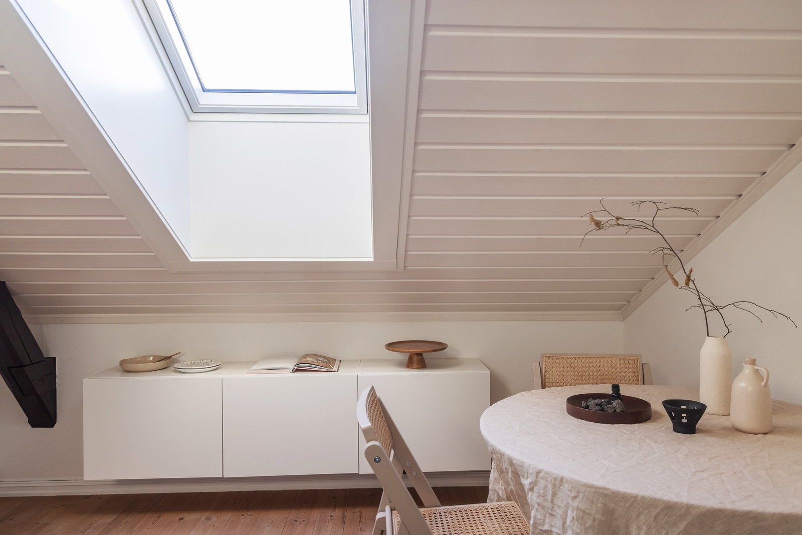 God plass til spisebord under takvinduet. Galleribilde