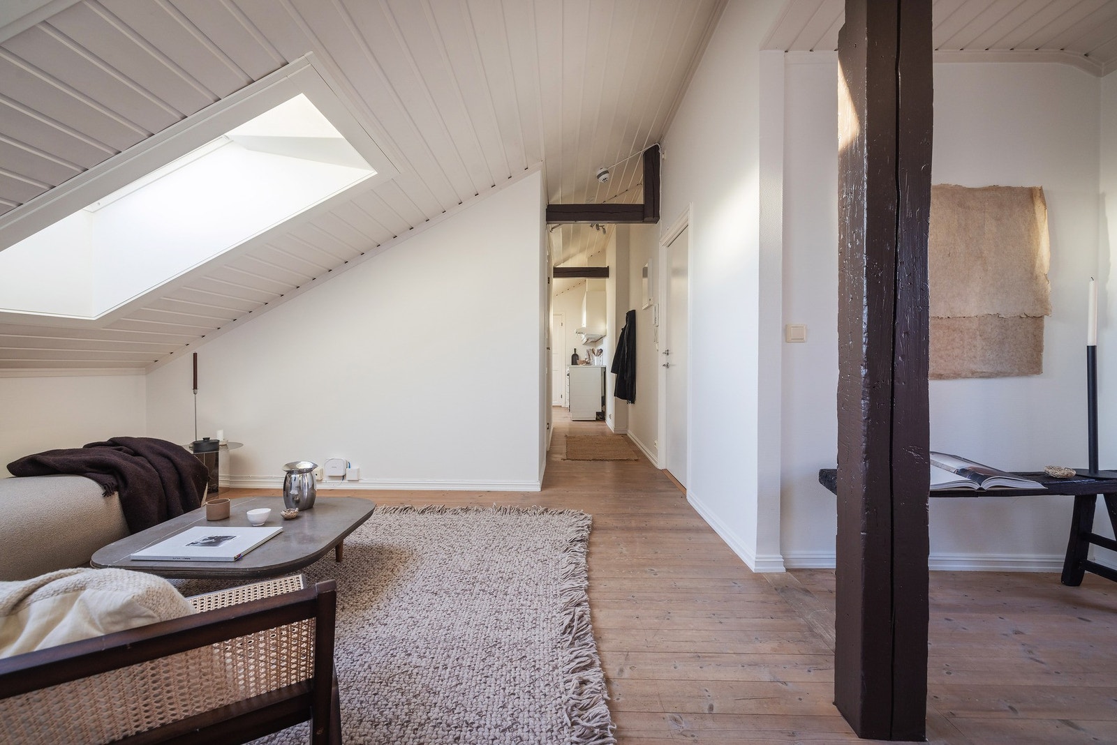 Den delvis åpne løsningen mot kjøkkenet skaper et luftig og sosialt rom, som gjør rommet ideelt for både hverdagsliv og sosiale sammenkomster. Galleribilde