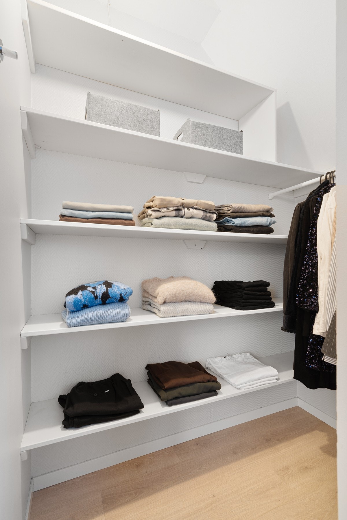 Åpen garderobeløsning på soverommet. Galleribilde