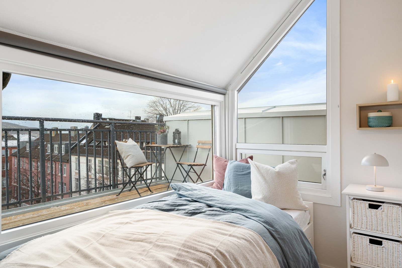 God plass til seng og nattbord. Galleribilde