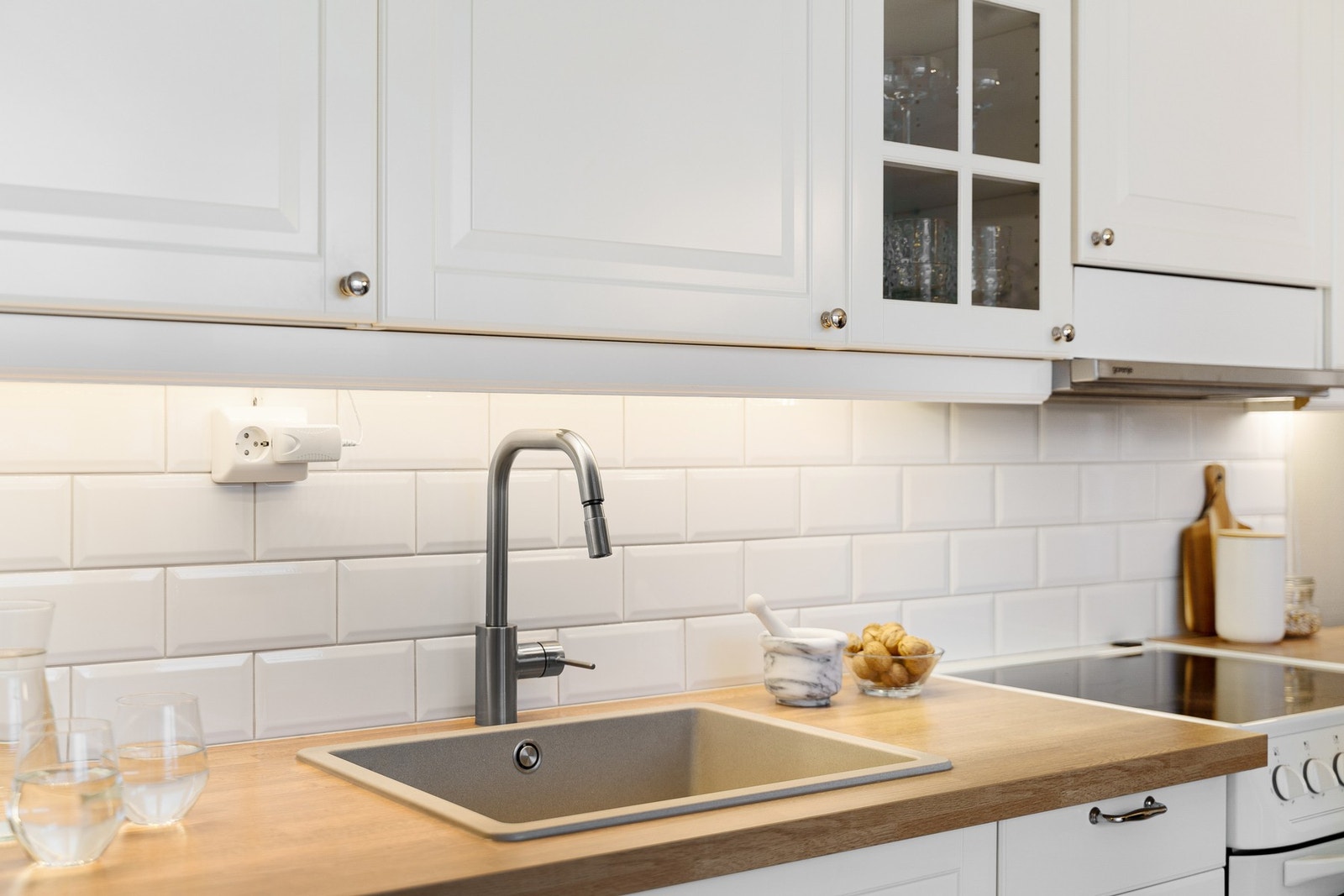 Kjøkkeninnredning med profilerte fronter, folierte skrog og
laminerte benkeplater. Ventilator og kran/avløp for vaskemaskin. Galleribilde