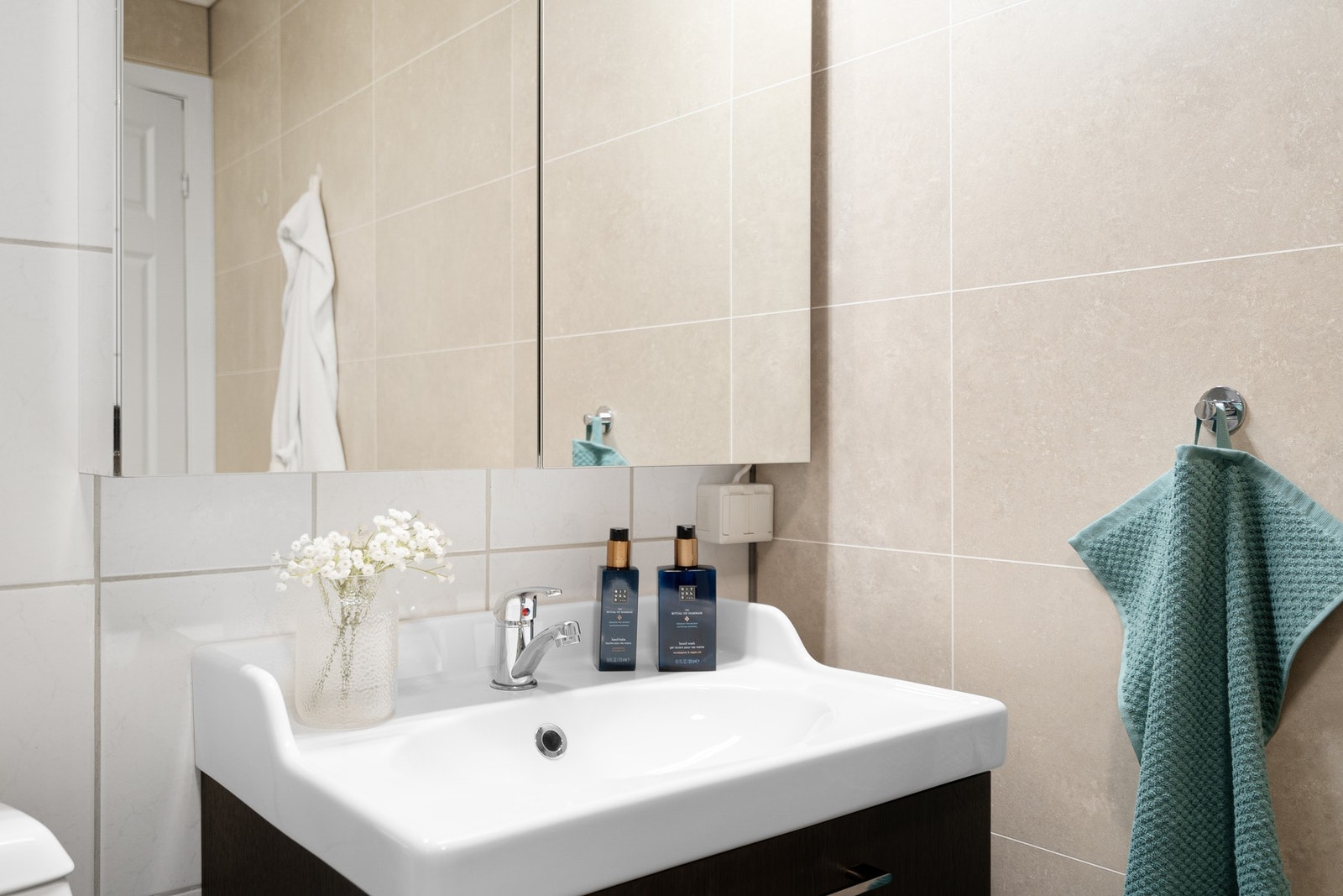 Servant på underskap og speilskap. Galleribilde