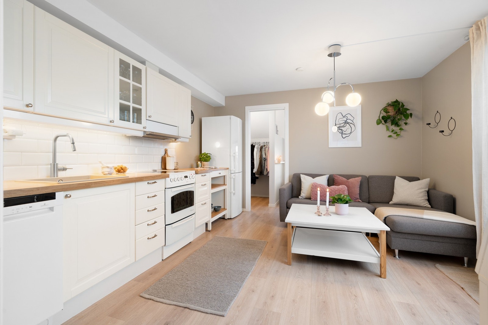 Det er en åpen stue/kjøkken løsning som gjør rommet til et hyggelig oppholdsrom. Galleribilde