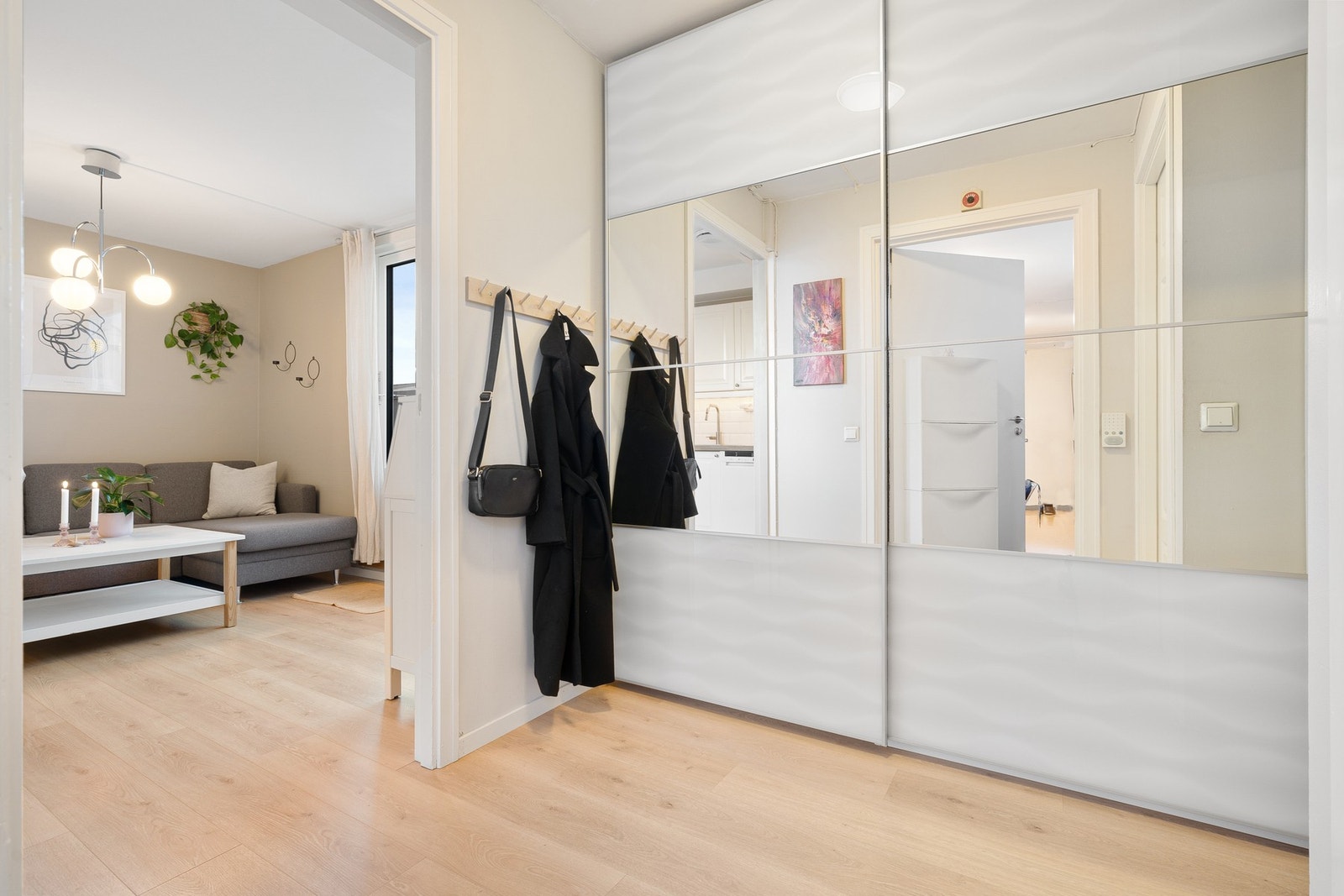 Åpen entre med innredet skyvedørsgarderobe. Galleribilde