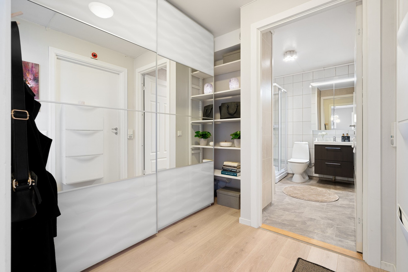 Boligen har en tilhørende bod i kjeller. Galleribilde