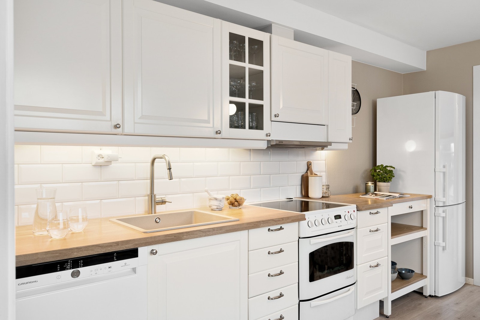 Her er det romslig med både skap og benkeplass. Galleribilde