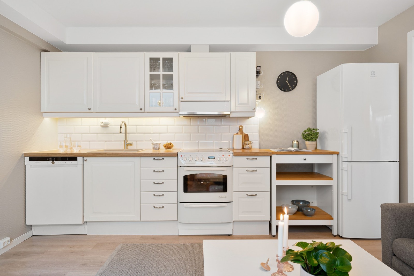 Stilrent kjøkken med oppgraderinger i 2017 (nye fronter), 2018 (benkeplate og flis) og 2024 (servant og blandebatteri). Galleribilde