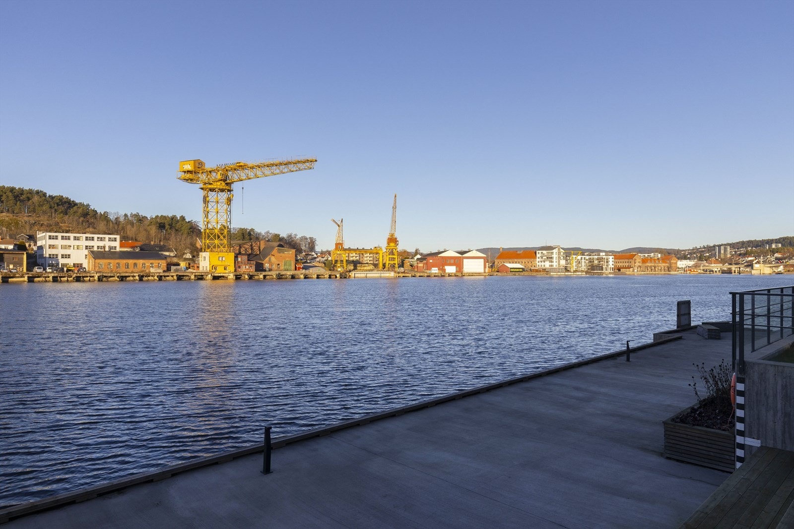 Strandpromenade med brygge Galleribilde
