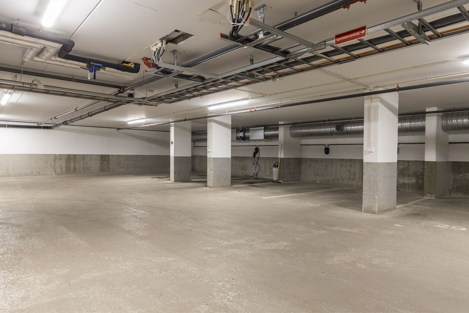 Biloppstillingsplass og sportsbod i kjeller Galleribilde