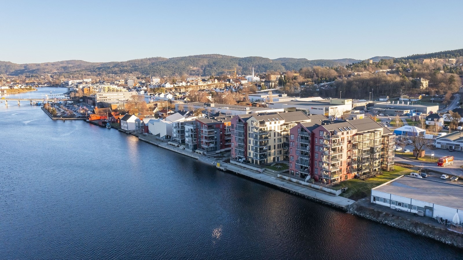 Boligen har en flott beliggenhet langs Porsgrunnelven Galleribilde