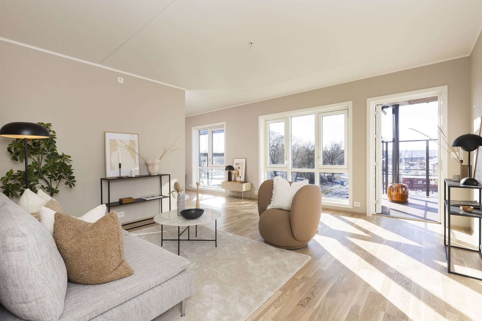 Lys og flott stue/spisestue med utgang til vestvendt veranda Galleribilde