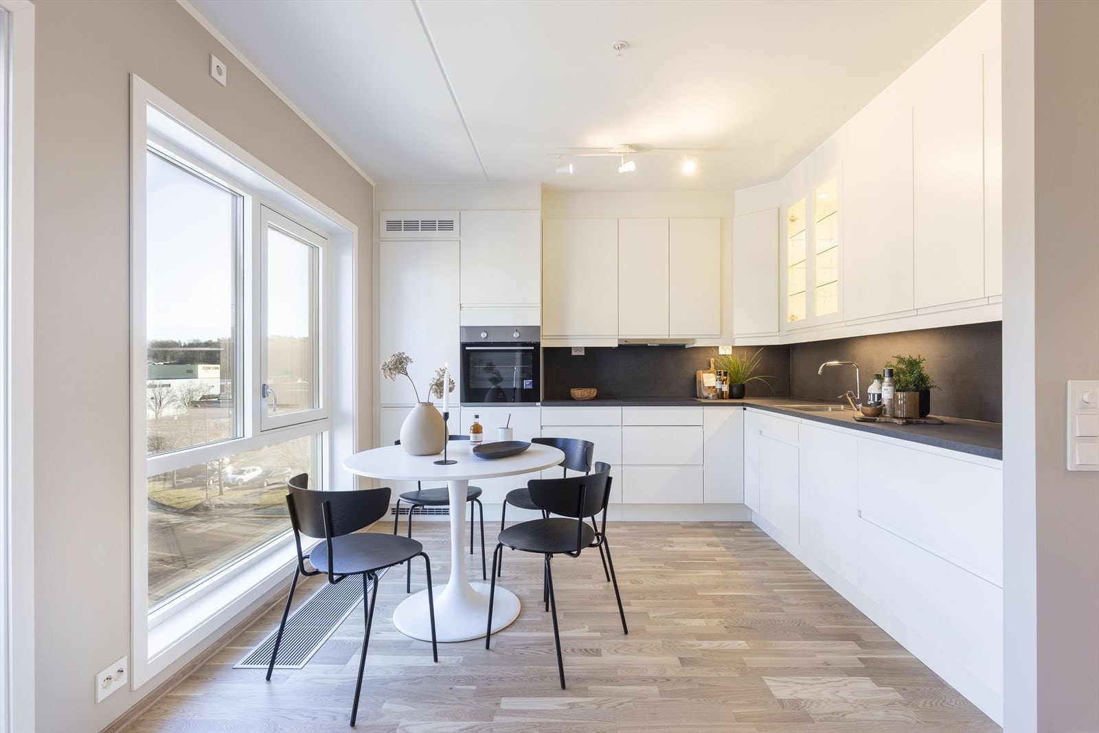 Kløkken med utsikt og utgang til østvendt veranda Galleribilde