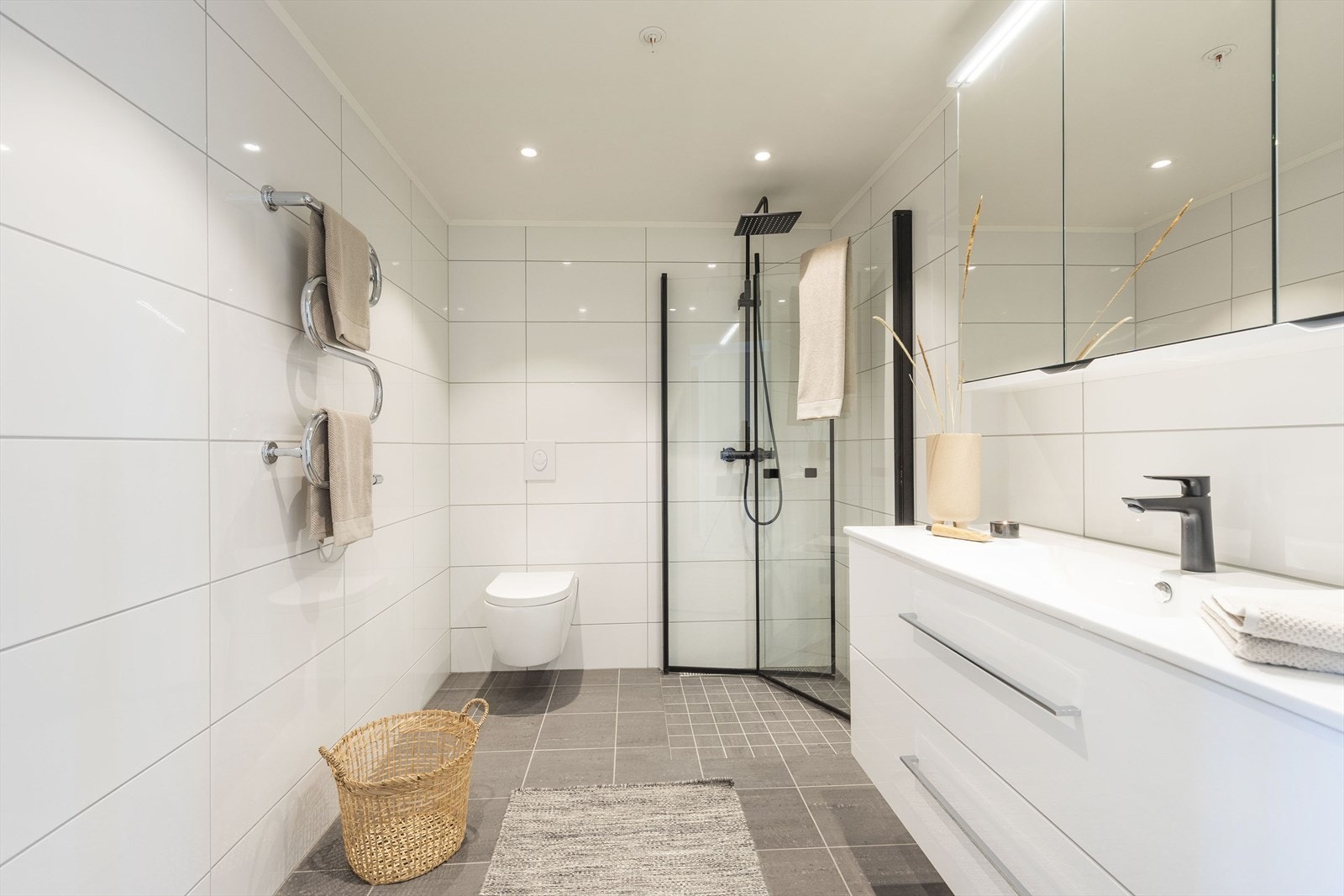 Pent og fliselagt bad Galleribilde